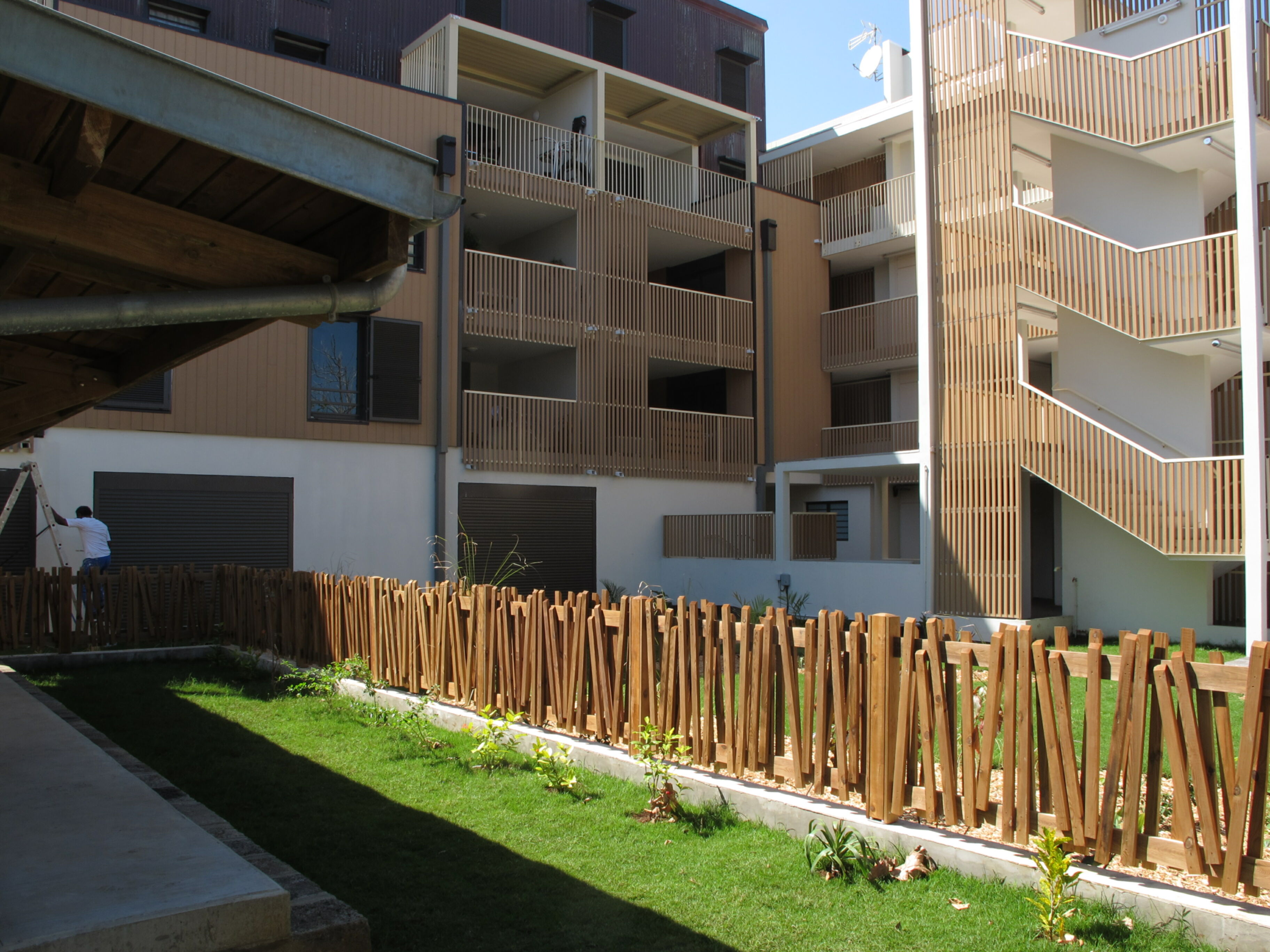 Wohngebäude_Geländer_Wohnhaus