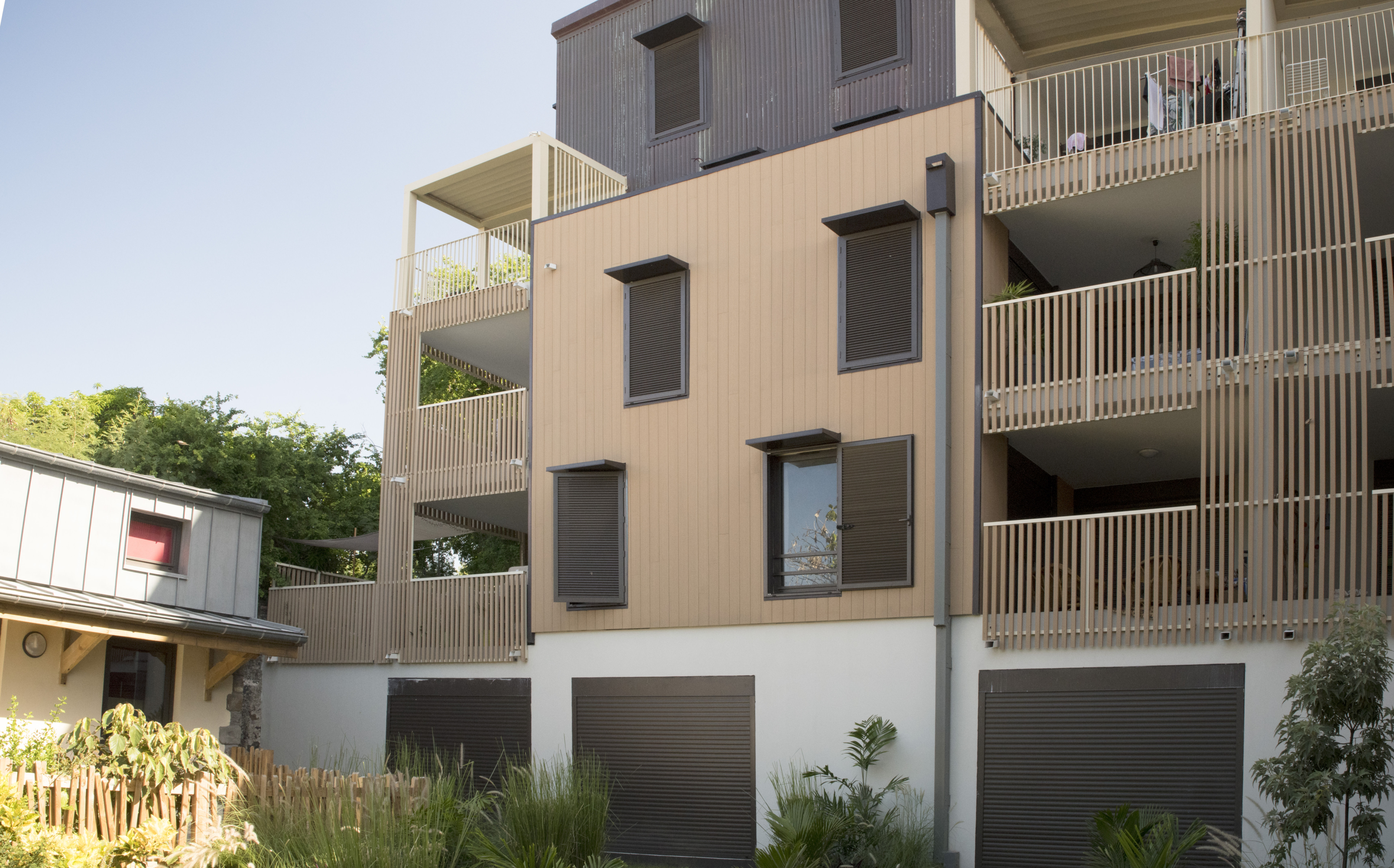 Wohngebäude_Geländer_Wohnhaus