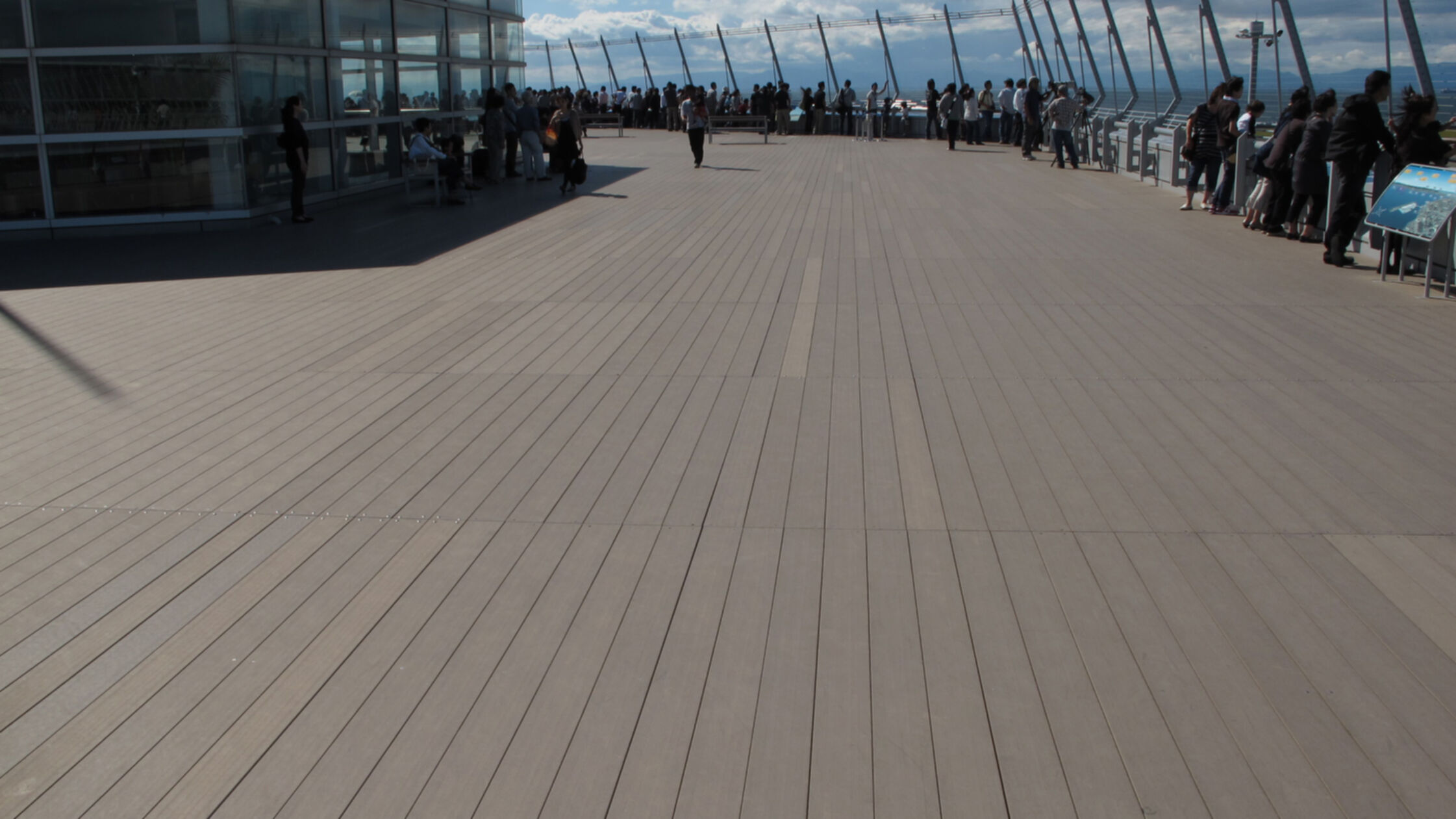 Transport-Einrichtungen_Terrasse Gewerbliche Nutzung_Vorzeigeprojekte - WPC holz 