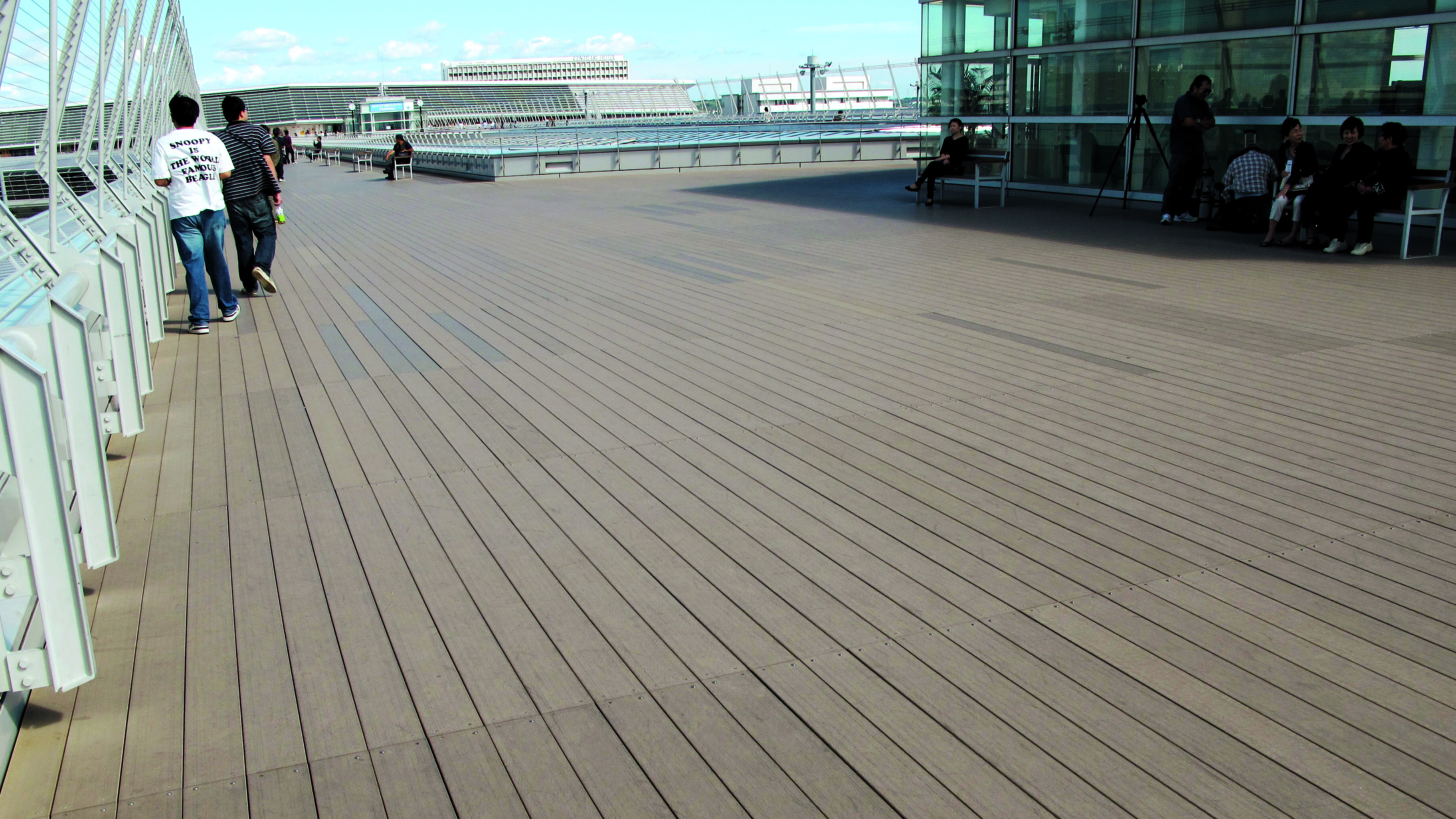 Transport-Einrichtungen_Terrasse Gewerbliche Nutzung_Vorzeigeprojekte - WPC holz 