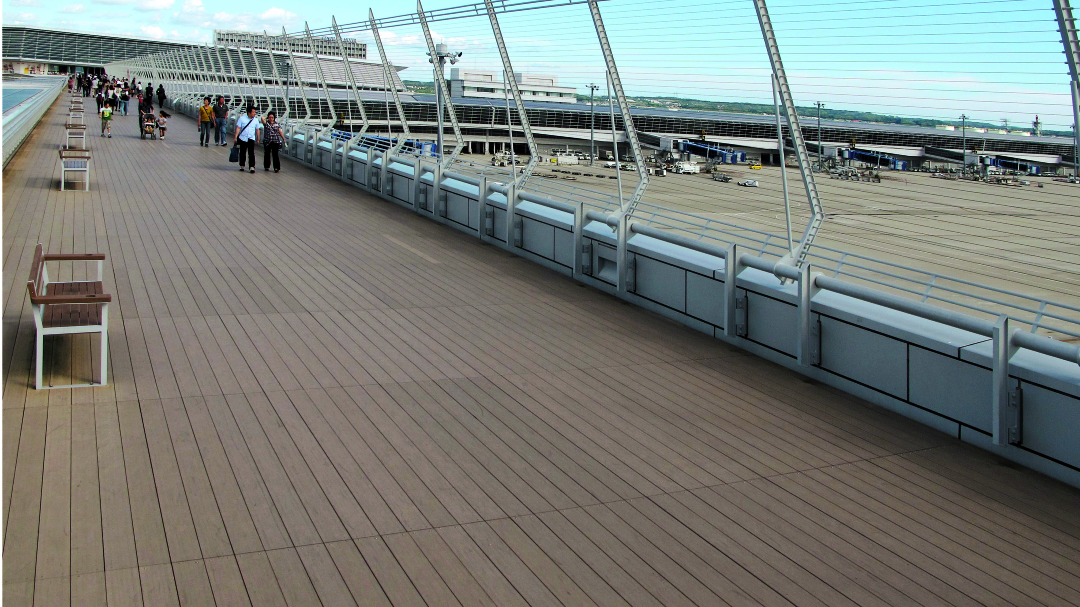 Transport-Einrichtungen_Terrasse Gewerbliche Nutzung_Vorzeigeprojekte - WPC holz 