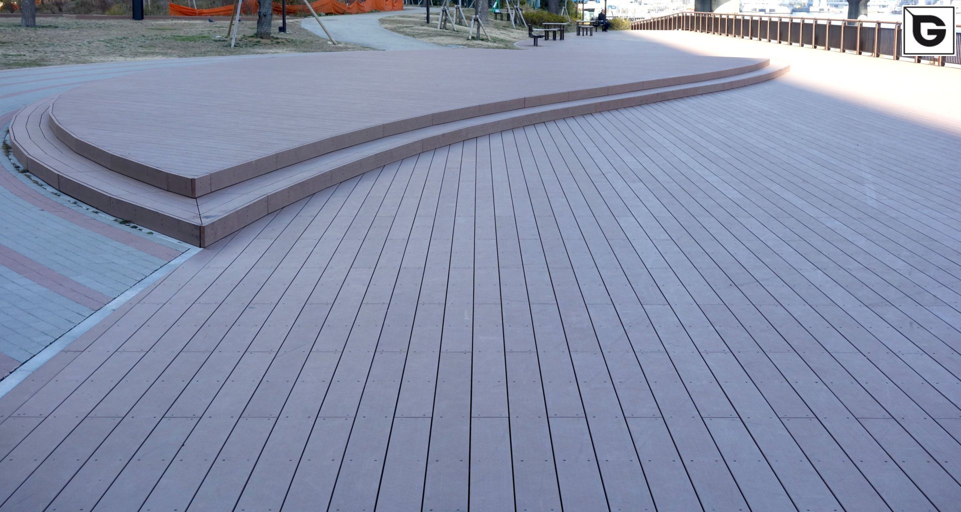 Einrichtungen_Terrasse Gewerbliche Nutzung_Am Wasser entlang