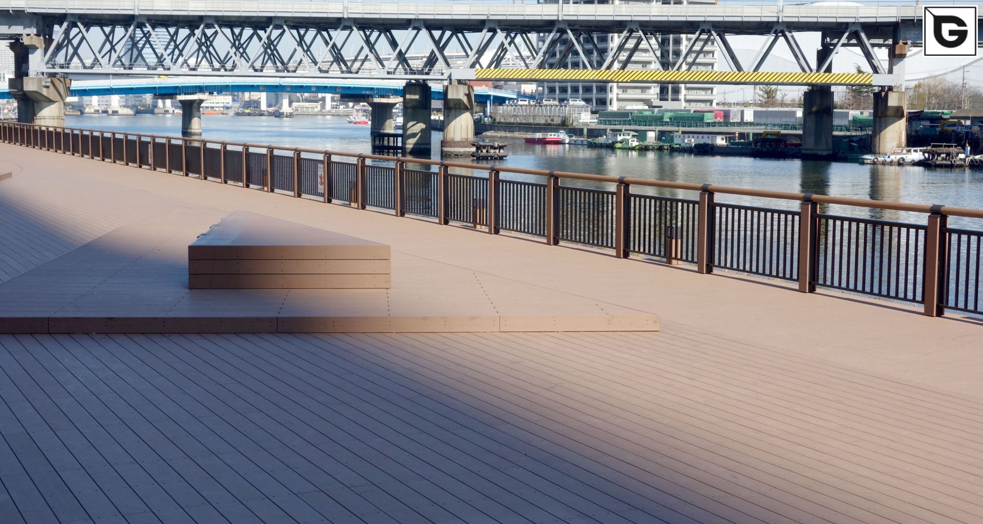 Einrichtungen_Terrasse Gewerbliche Nutzung_Am Wasser entlang