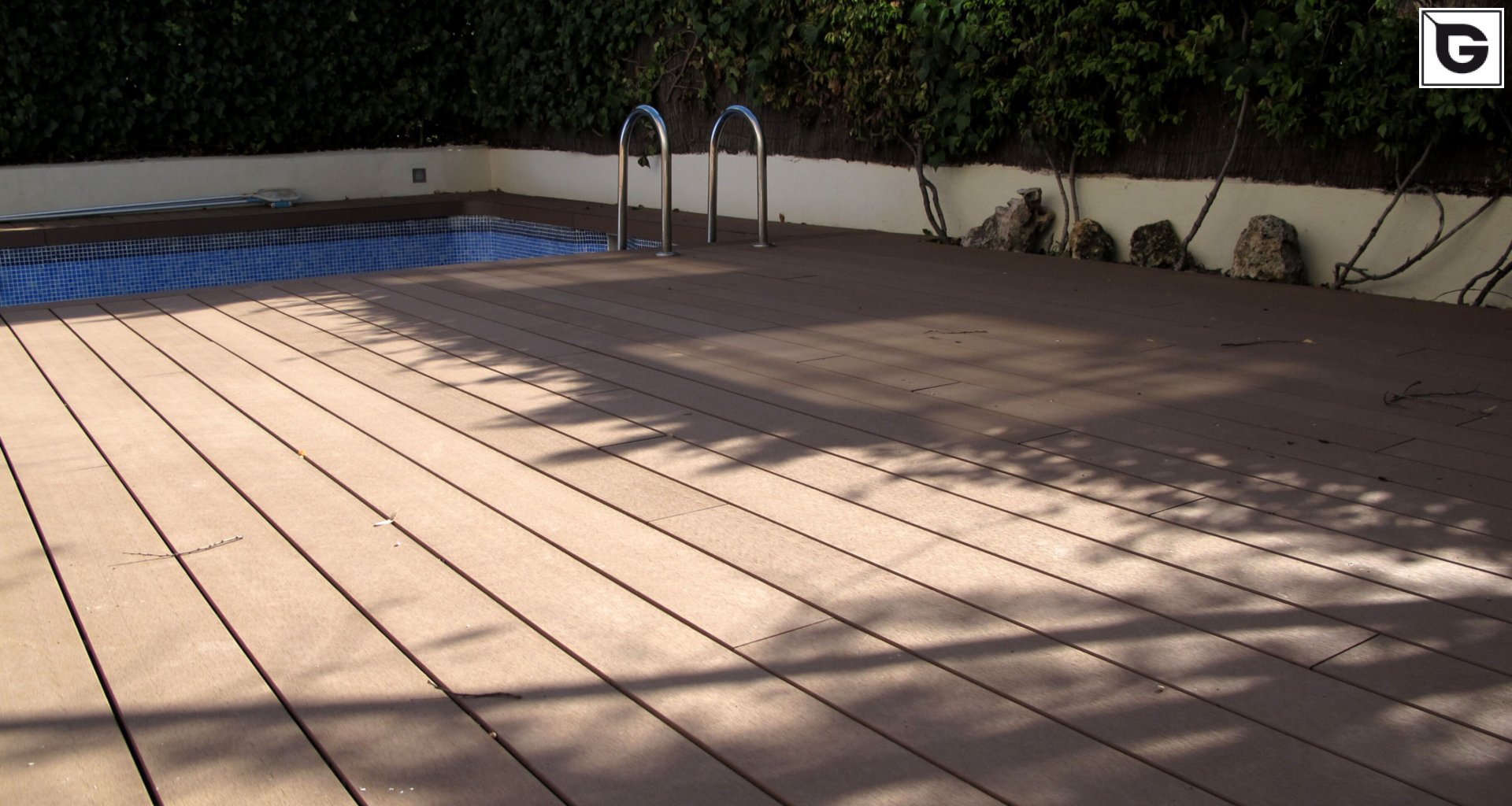 Einrichtungen_Schwimmbad deck_Am Wasser entlang