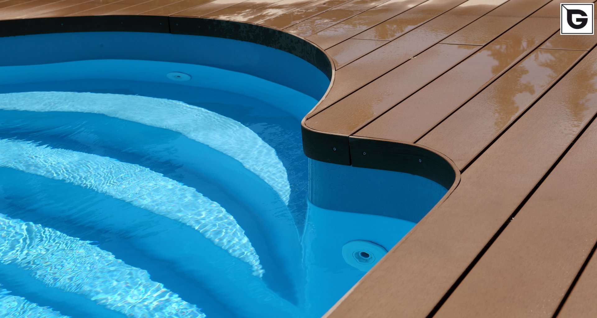 Einrichtungen_Schwimmbad deck_Am Wasser entlang