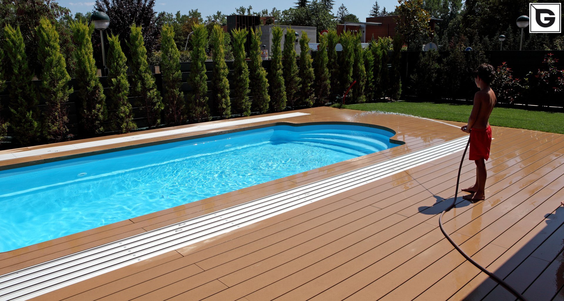 Einrichtungen_Schwimmbad deck_Am Wasser entlang