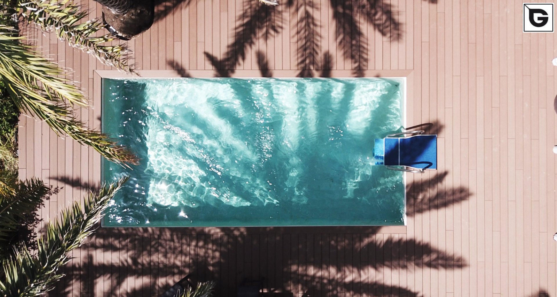 Einrichtungen_Schwimmbad deck_Am Wasser entlang