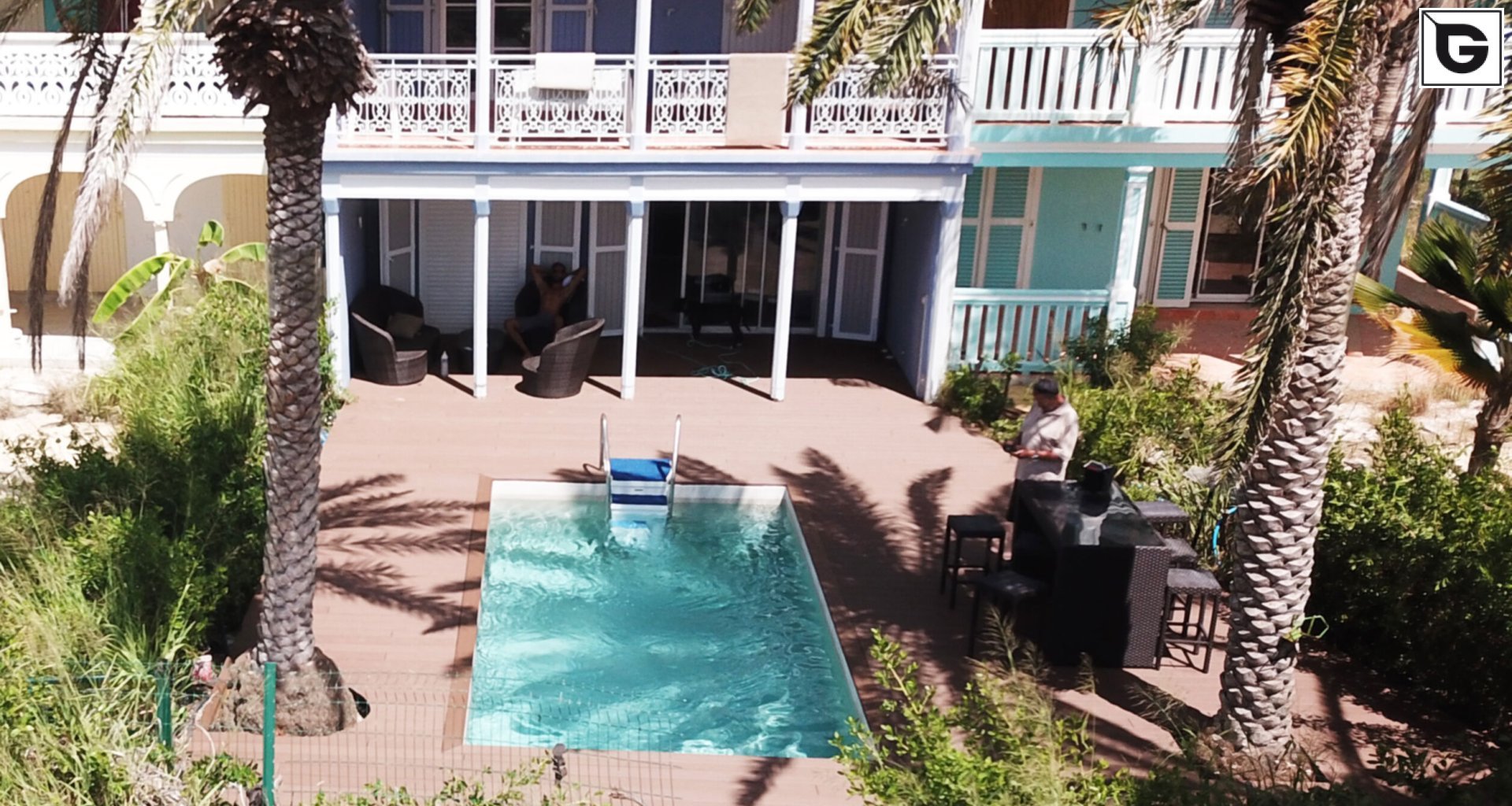 Einrichtungen_Schwimmbad deck_Am Wasser entlang