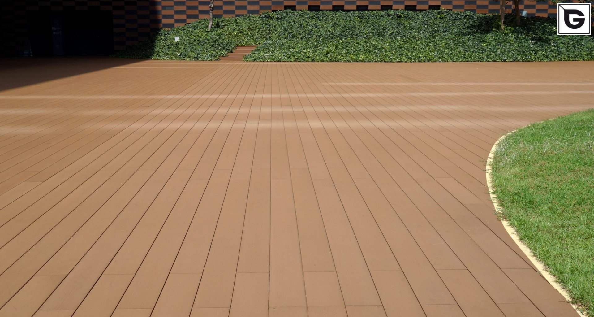 Verwaltungsgebäude_Offene Fassadenverkleidung - horiz._Büros