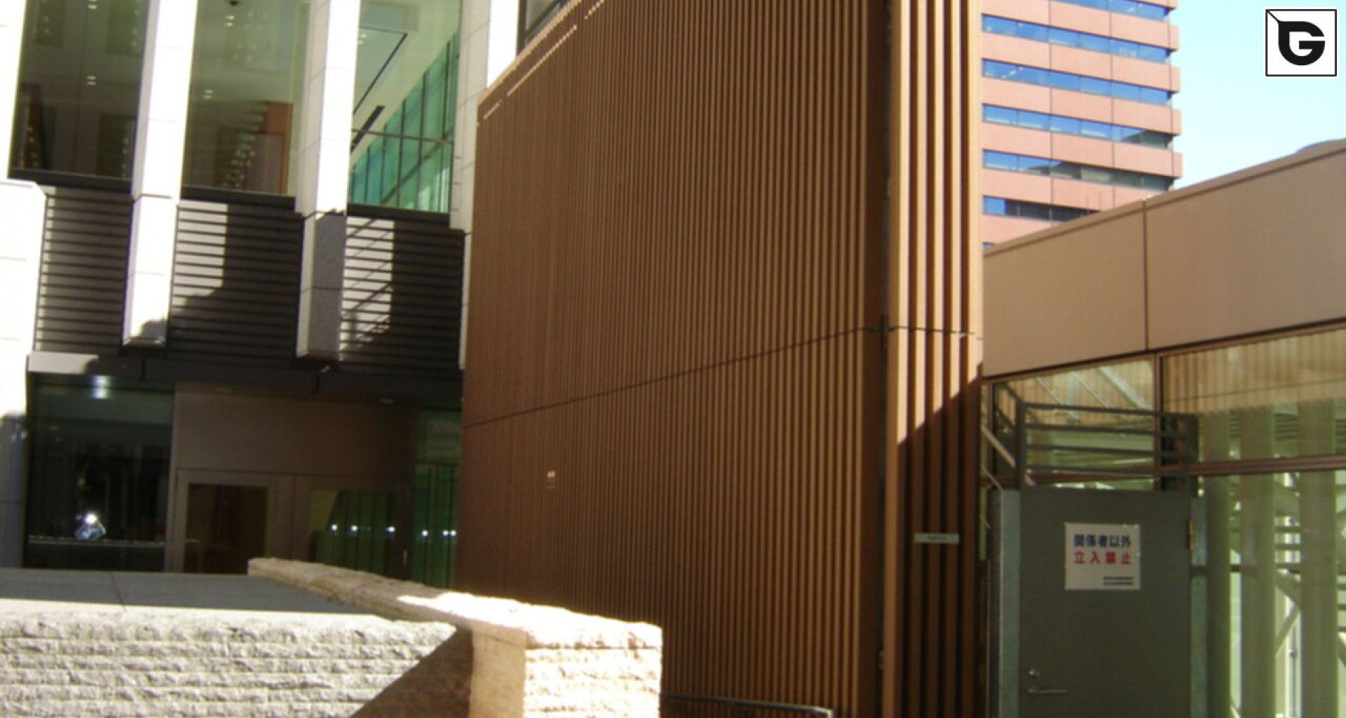 Verwaltungsgebäude_Offene Fassadenverkleidung - verti._Büros