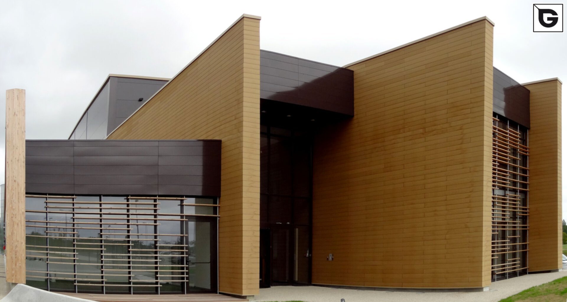 Verwaltungsgebäude_Fassadenverkleidung - horizontal_Büros