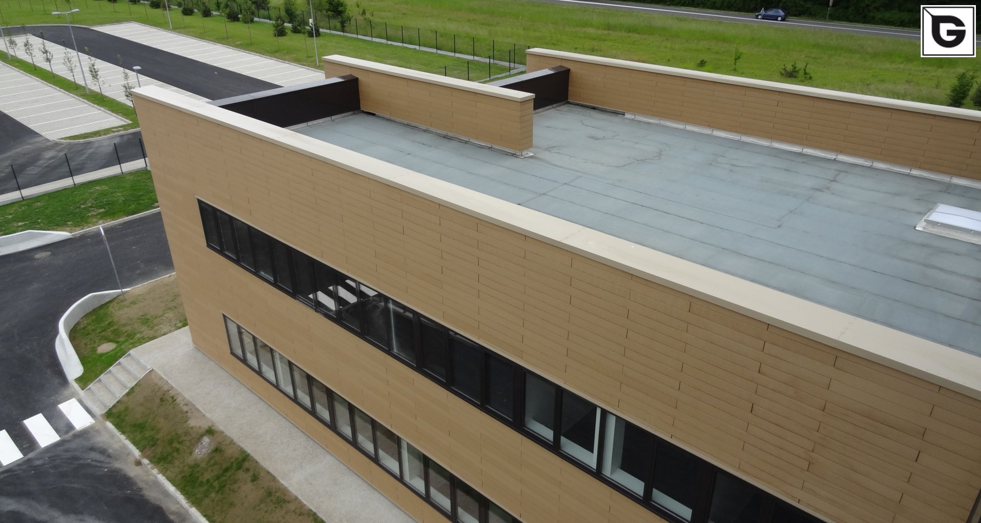 Verwaltungsgebäude_Fassadenverkleidung - horizontal_Büros