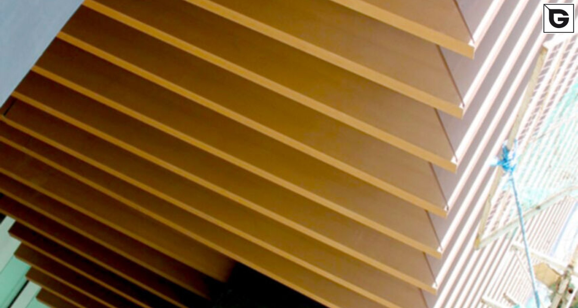 Verwaltungsgebäude_Vertical Sonnenschutz, jalousien_Vorzeigeprojekte - Hybrid holz