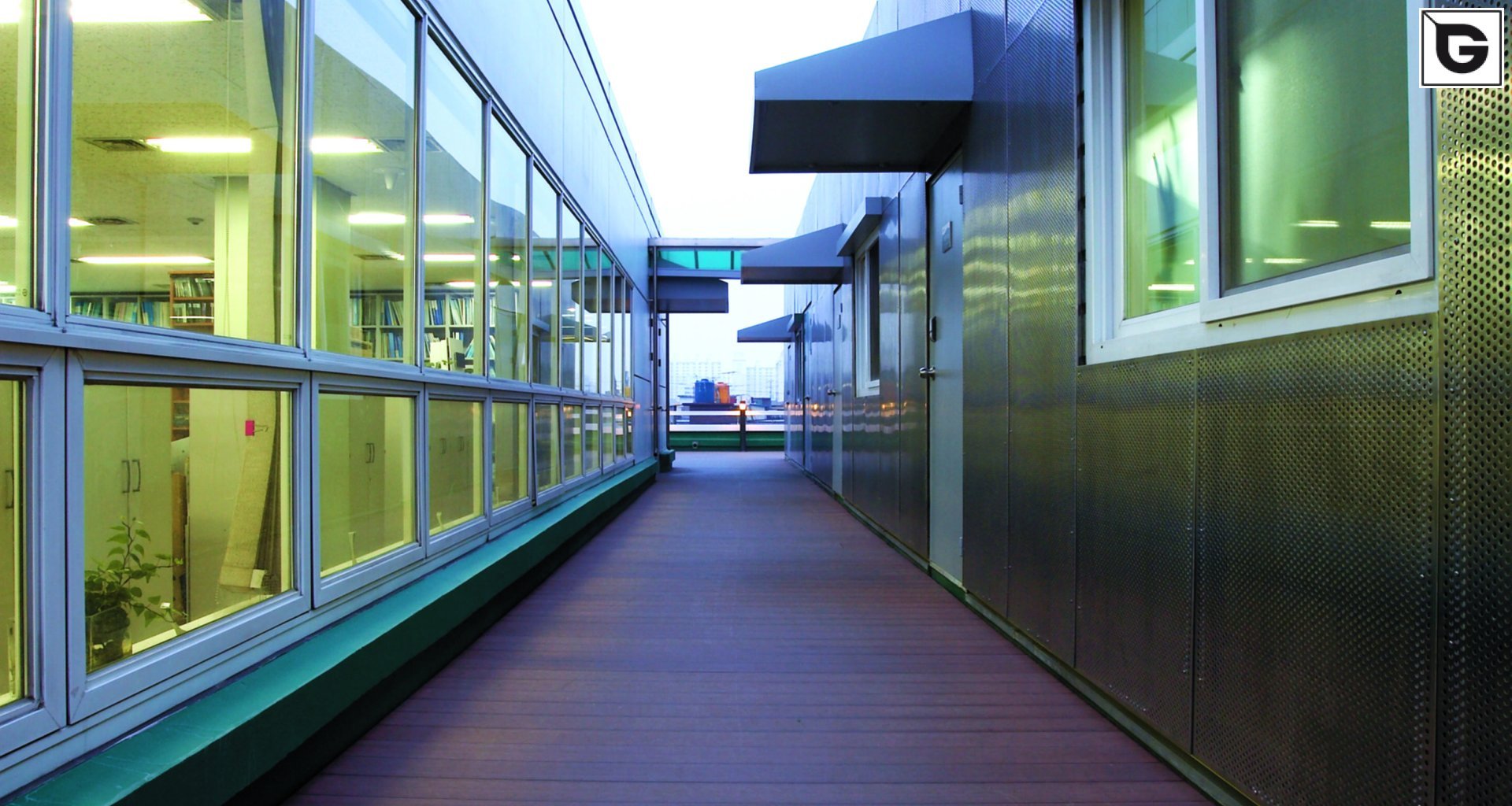 Verwaltungsgebäude_Dachanlage, Balk., Laufgang_Büros