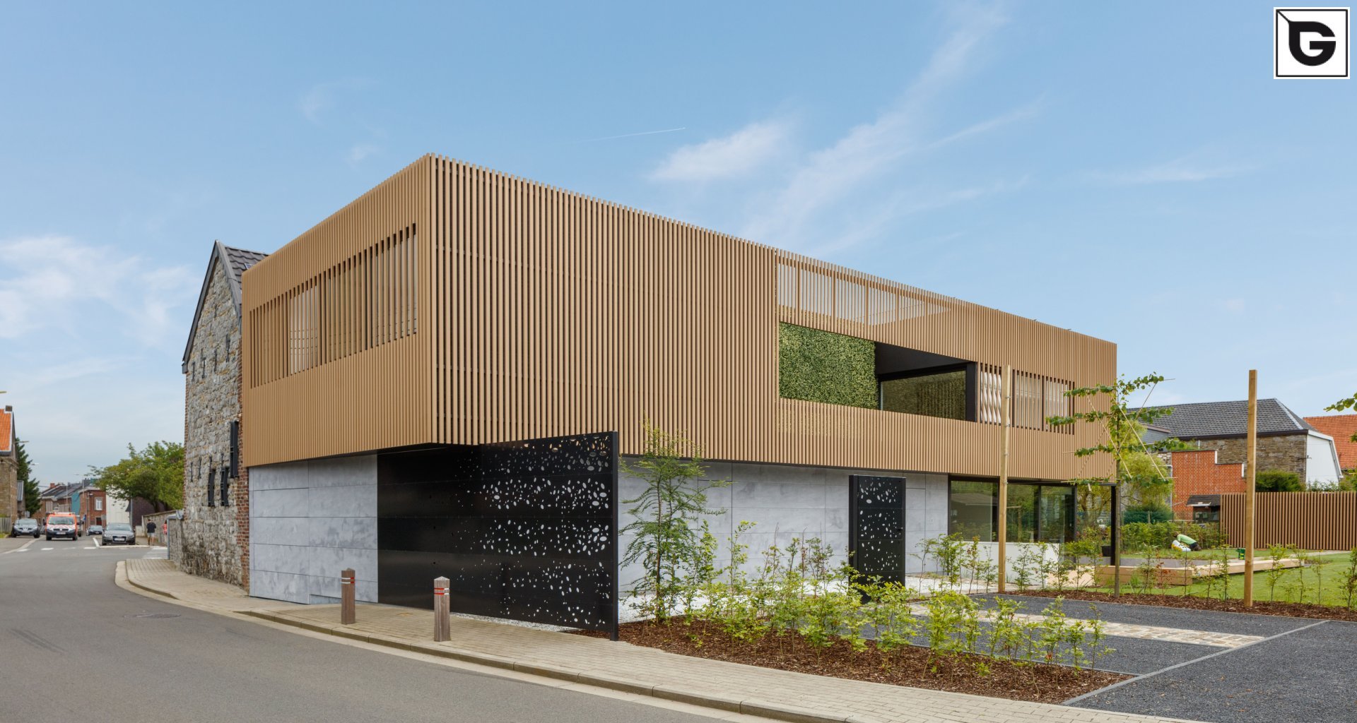 Verwaltungsgebäude_Offene Fassadenverkleidung - verti._Büros