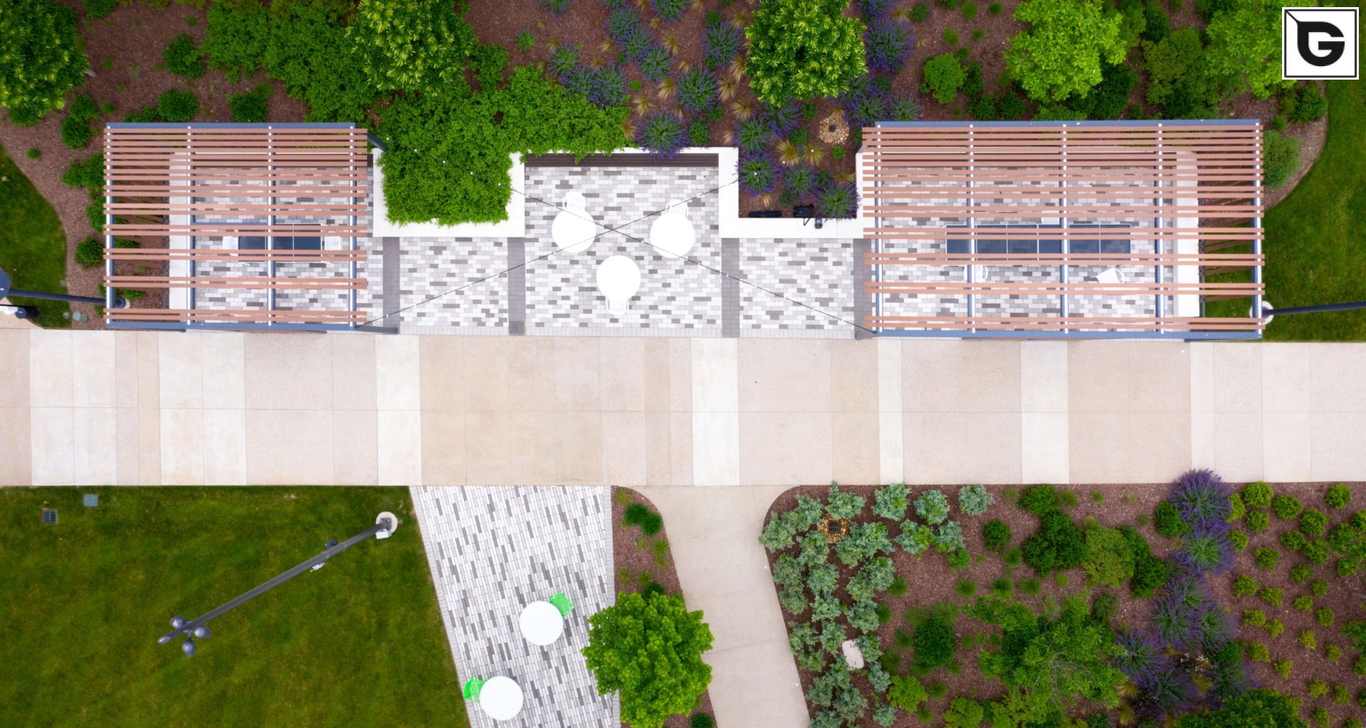 Verwaltungsgebäude_Zäune, Mauer, Portal_Leed