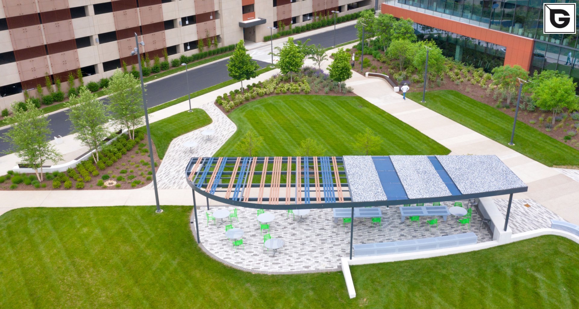 Verwaltungsgebäude_Zäune, Mauer, Portal_Leed