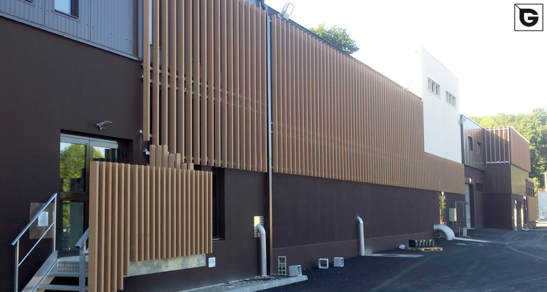 Industrielle Gebäude_Offene Fassadenverkleidung - verti._Industriegebäude
