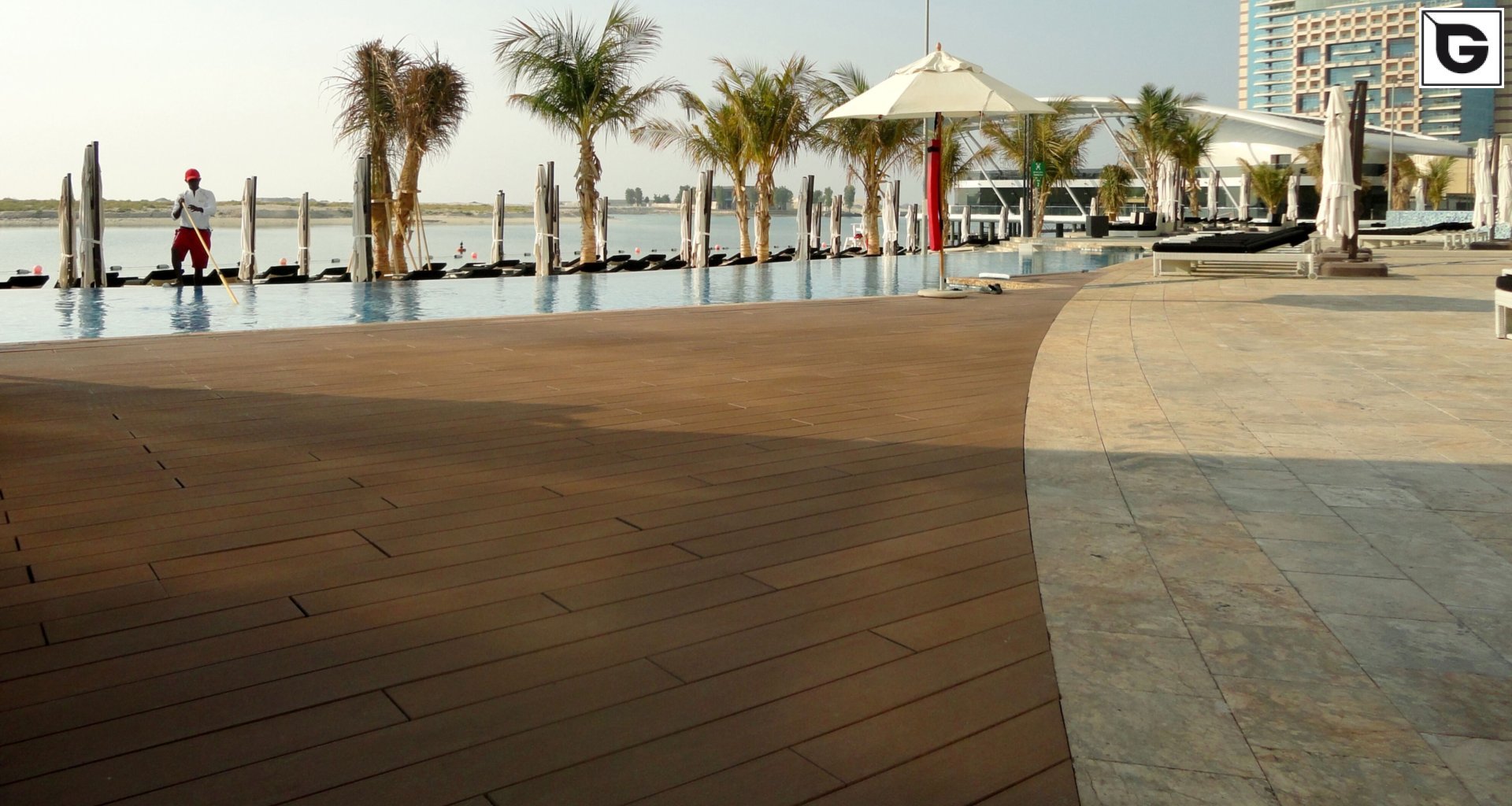 Restaurant und Hotelgewerbe_Schwimmbad deck_Am Wasser entlang