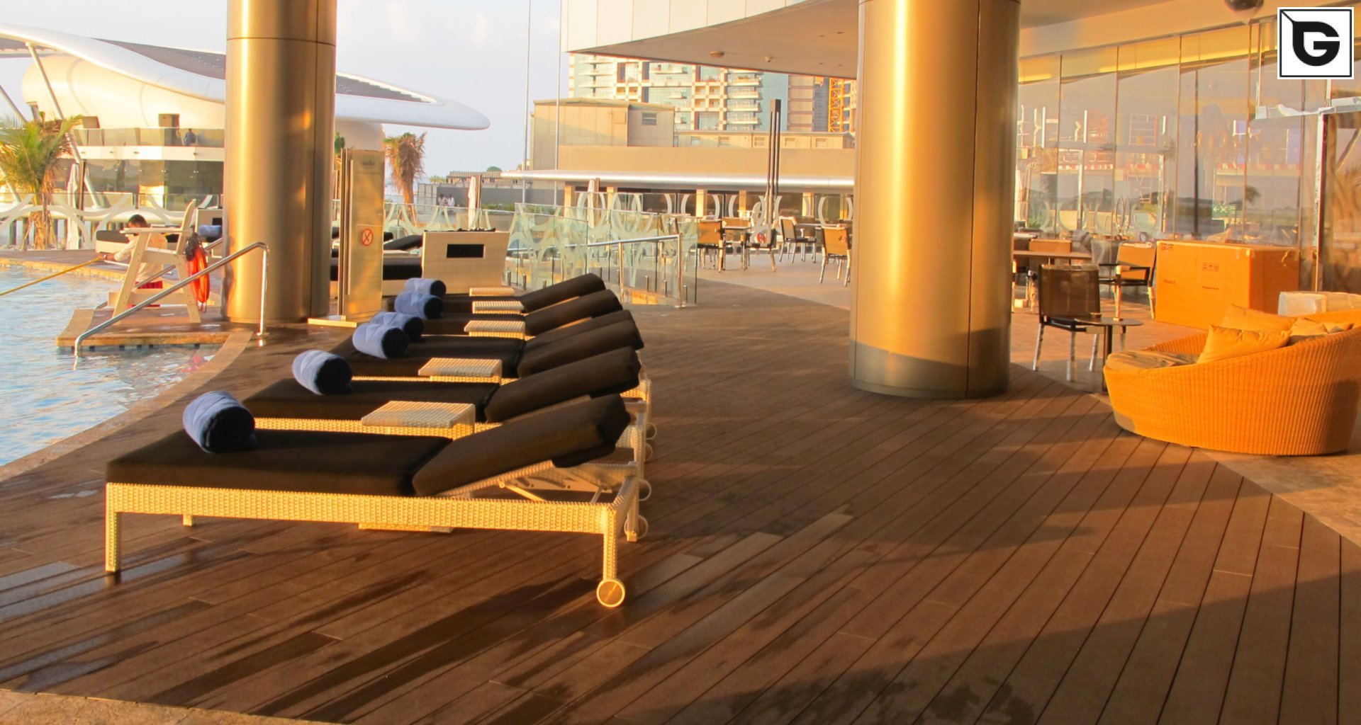 Restaurant und Hotelgewerbe_Schwimmbad deck_Am Wasser entlang