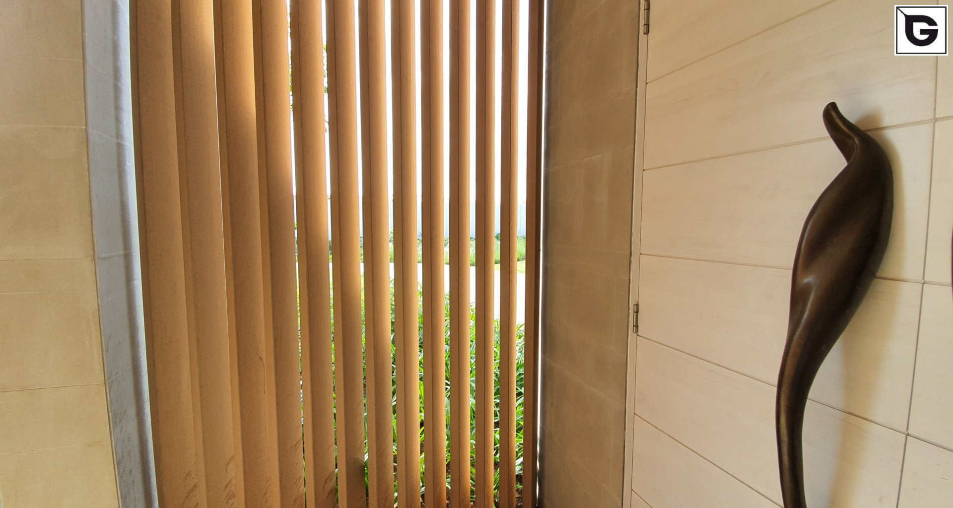 Restaurant und Hotelgewerbe_Vertical Sonnenschutz, jalousien_Am Wasser entlang