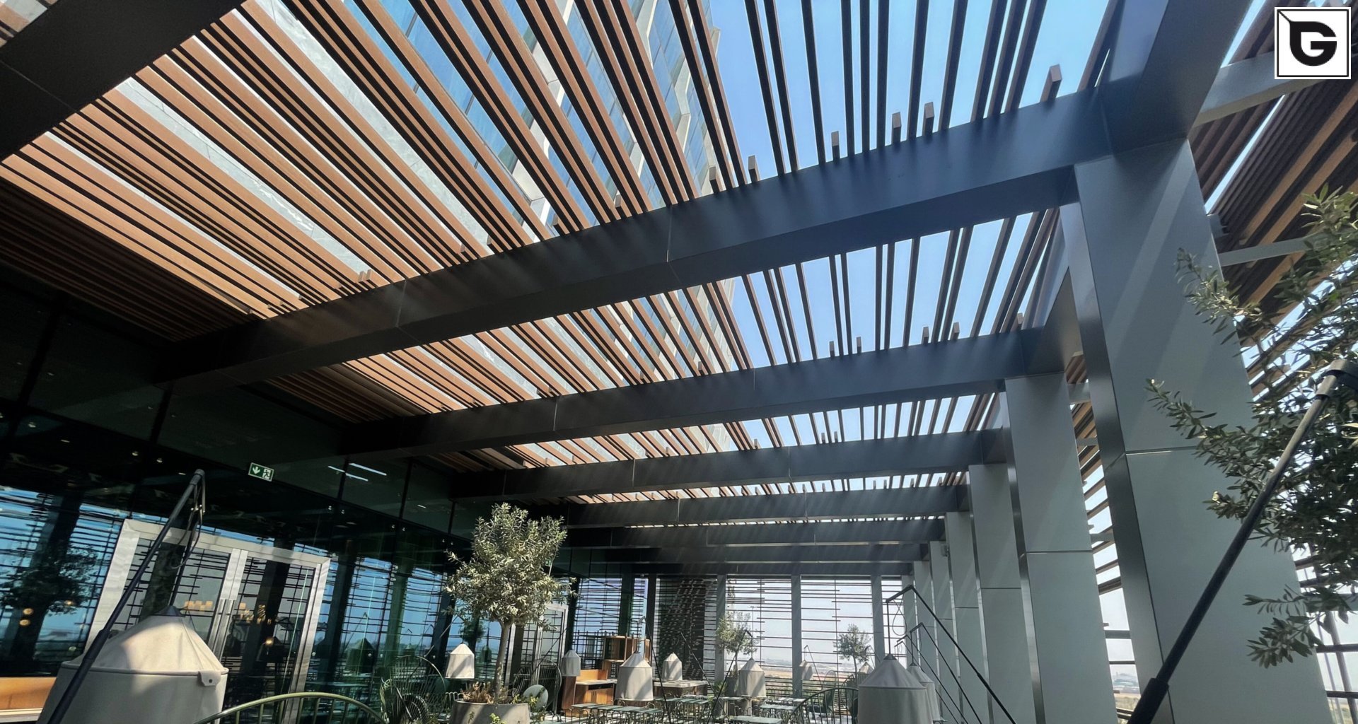 Restaurant und Hotelgewerbe_Verti & Horiz Fassadenverkleidung _Gebogene Profilen