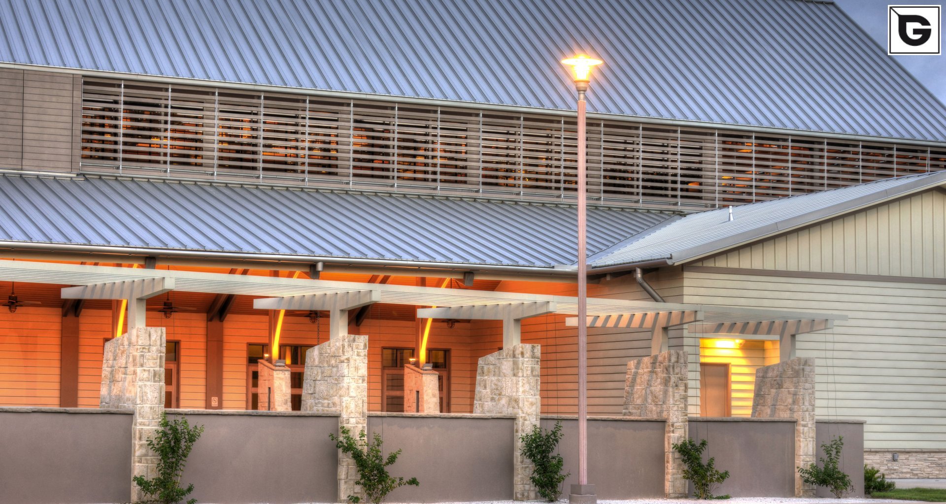 Institutionelle Einrichtungen_Horizontal Sonnenschutz, jalousien_Vorzeigeprojekte - Hybrid holz