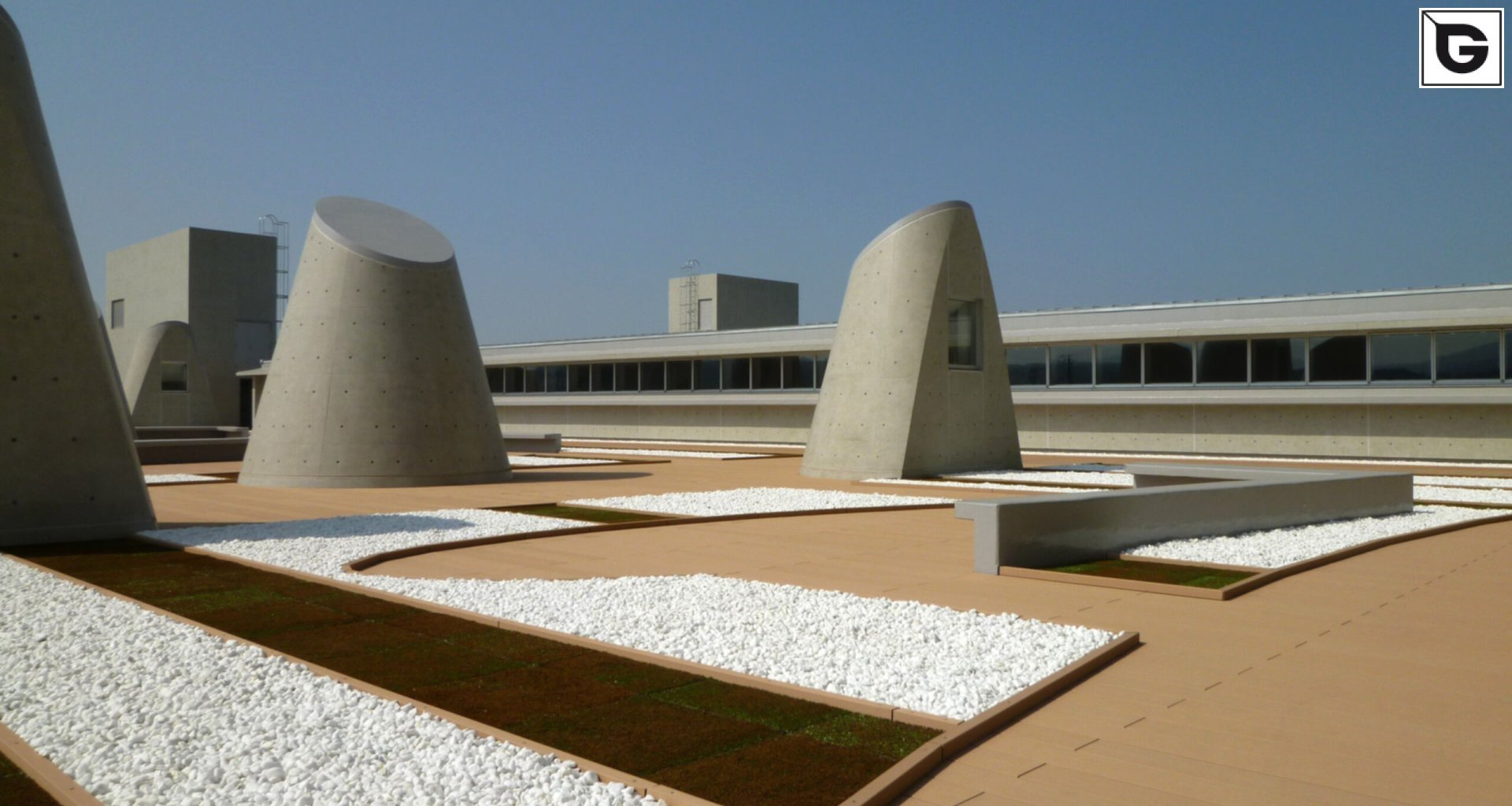 Institutionelle Einrichtungen_Dachanlage, Balk., Laufgang_Krankenhaus, Arztpraxis