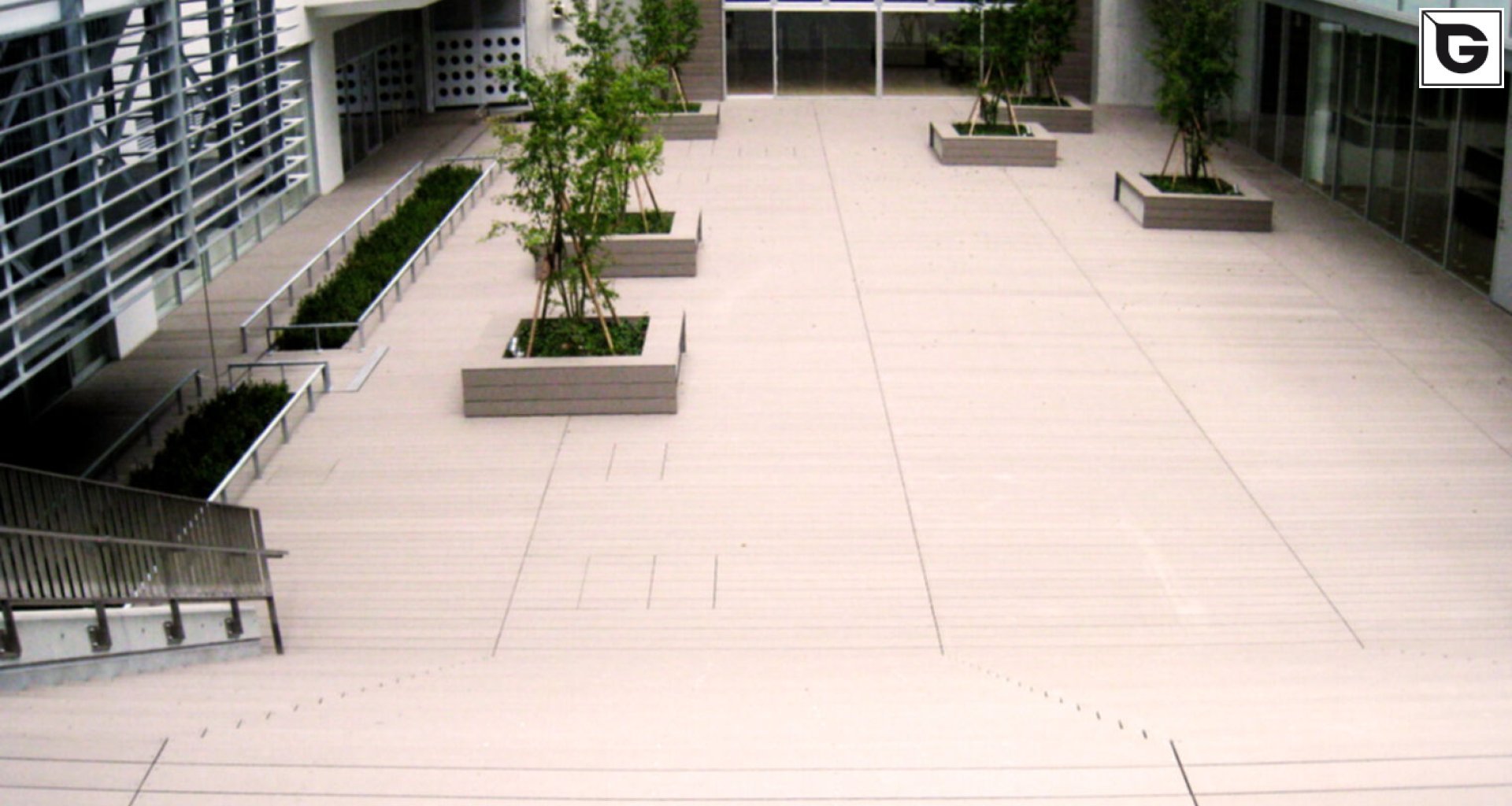 Institutionelle Einrichtungen_Terrasse Gewerbliche Nutzung_Gebogene Profilen