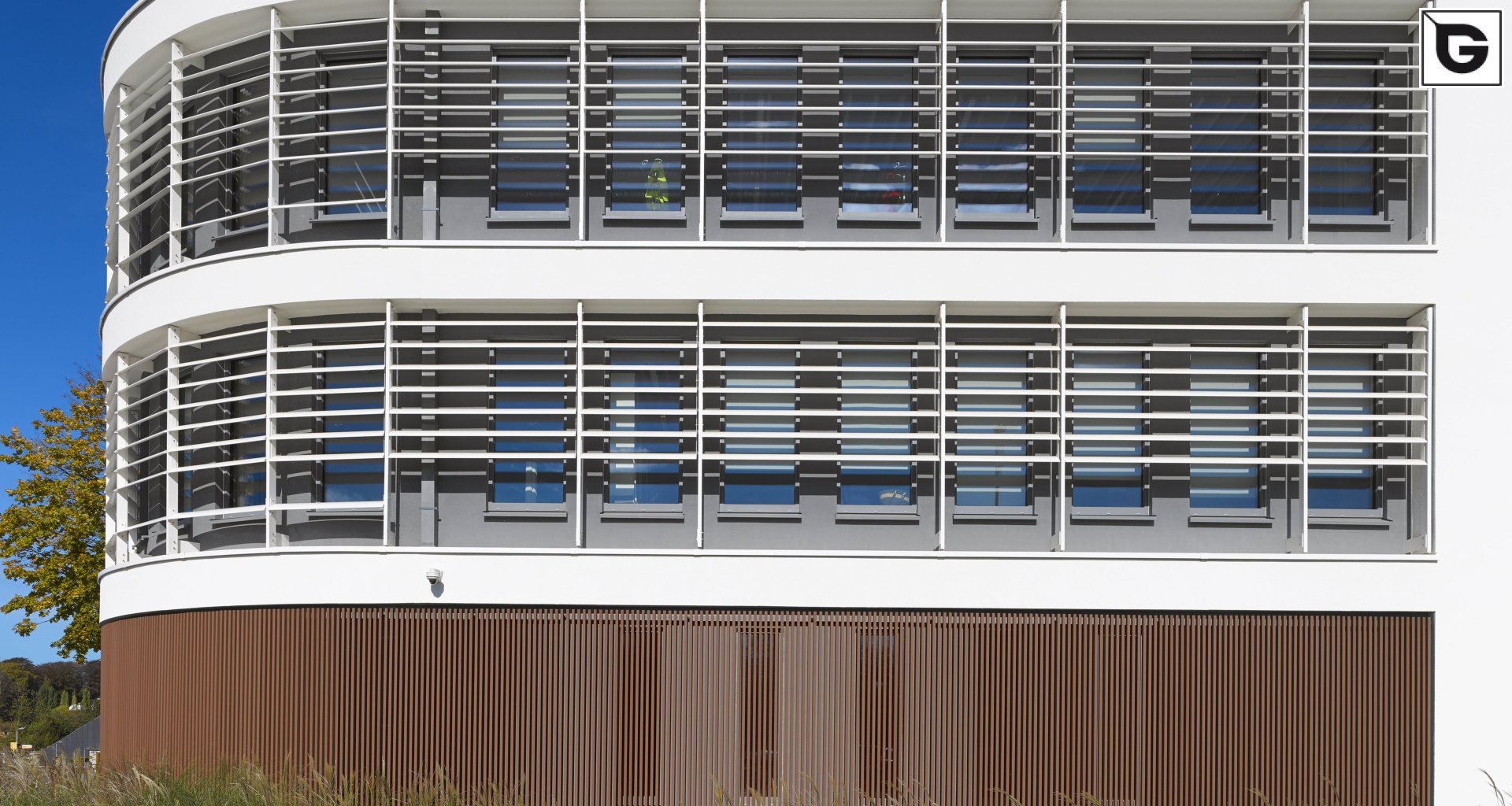 Institutionelle Einrichtungen_Offene Fassadenverkleidung - verti._Krankenhaus, Arztpraxis