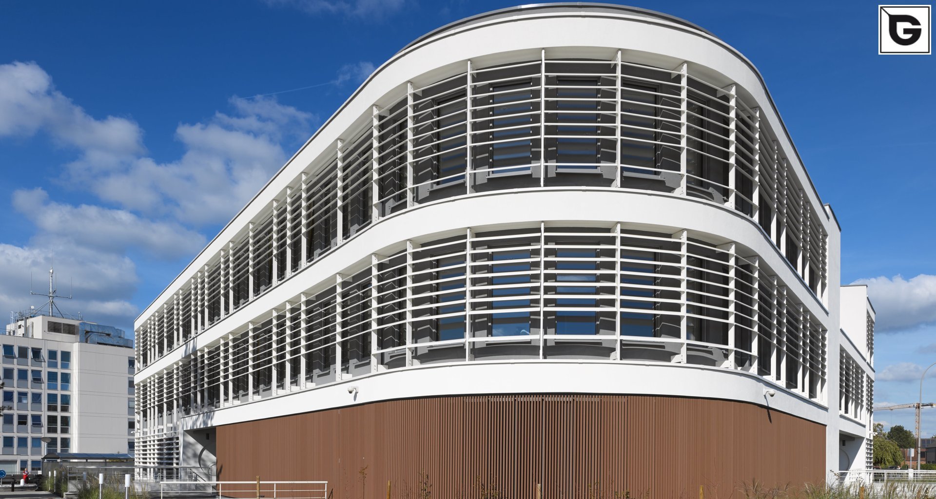 Institutionelle Einrichtungen_Offene Fassadenverkleidung - verti._Krankenhaus, Arztpraxis