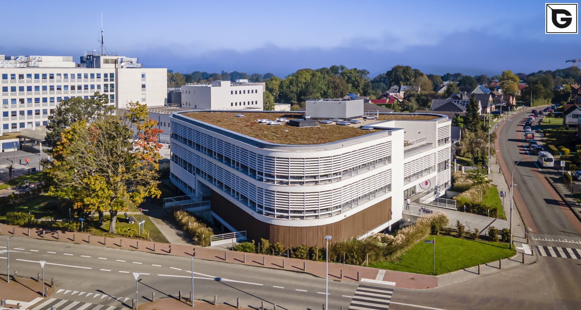 Institutionelle Einrichtungen_Offene Fassadenverkleidung - verti._Krankenhaus, Arztpraxis
