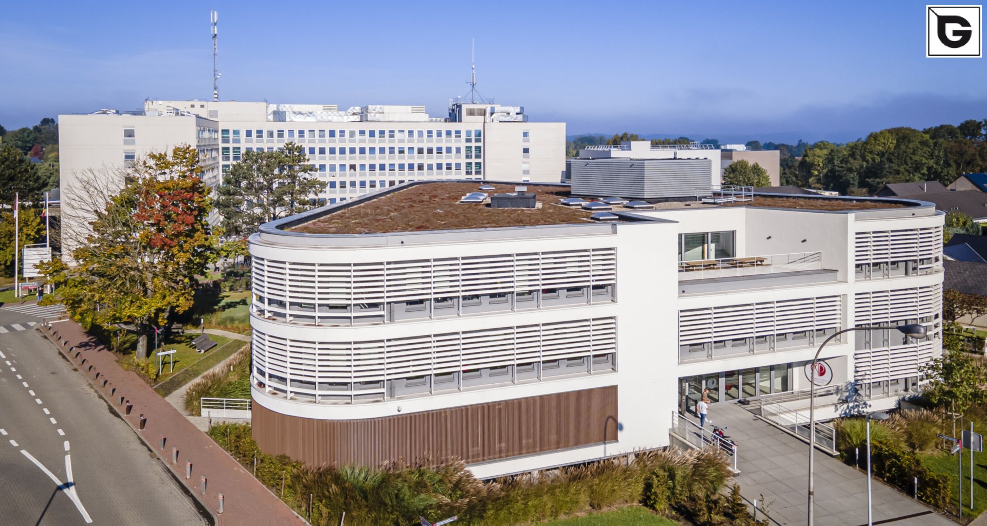 Institutionelle Einrichtungen_Offene Fassadenverkleidung - verti._Krankenhaus, Arztpraxis