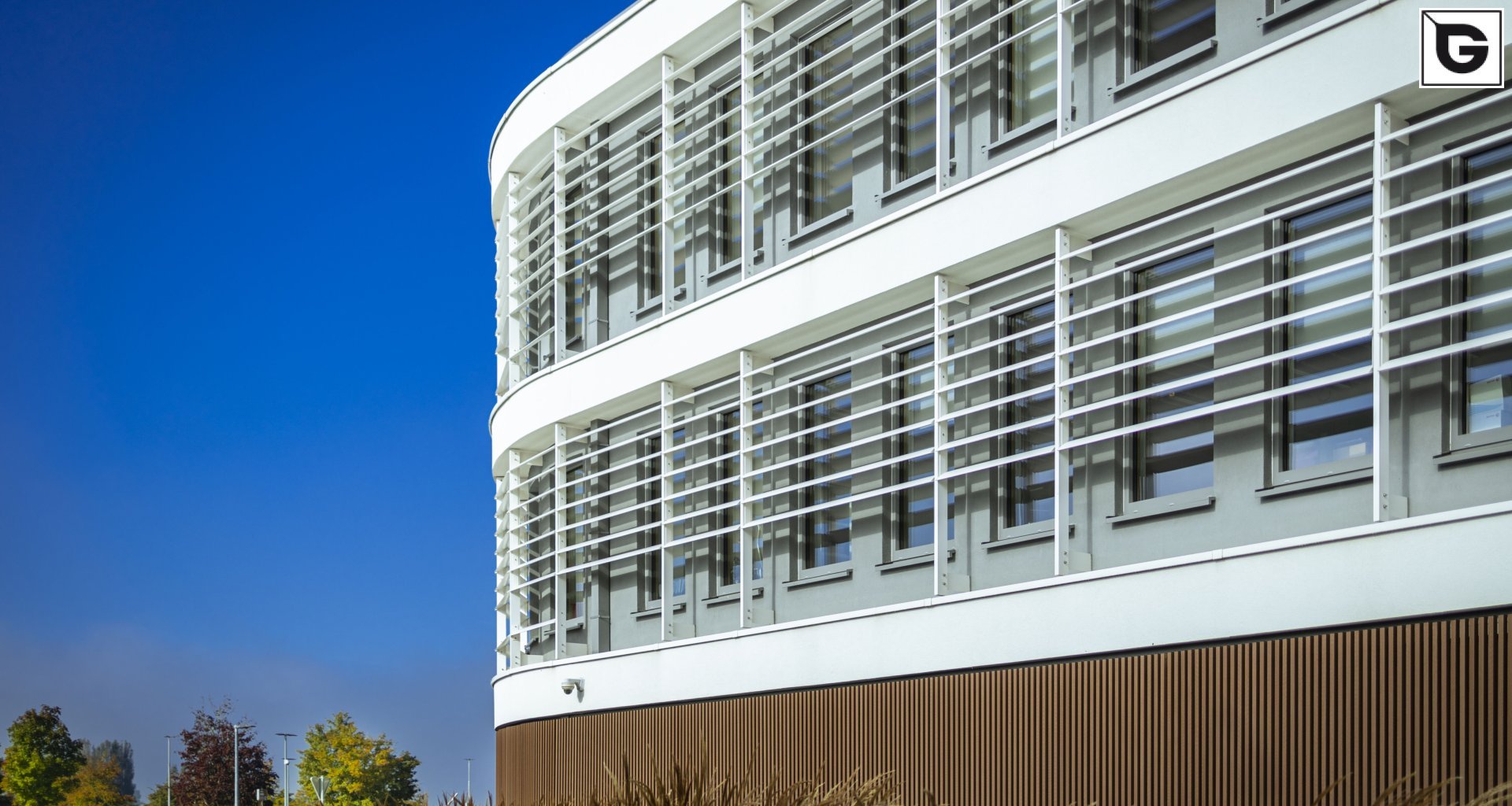 Institutionelle Einrichtungen_Offene Fassadenverkleidung - verti._Krankenhaus, Arztpraxis