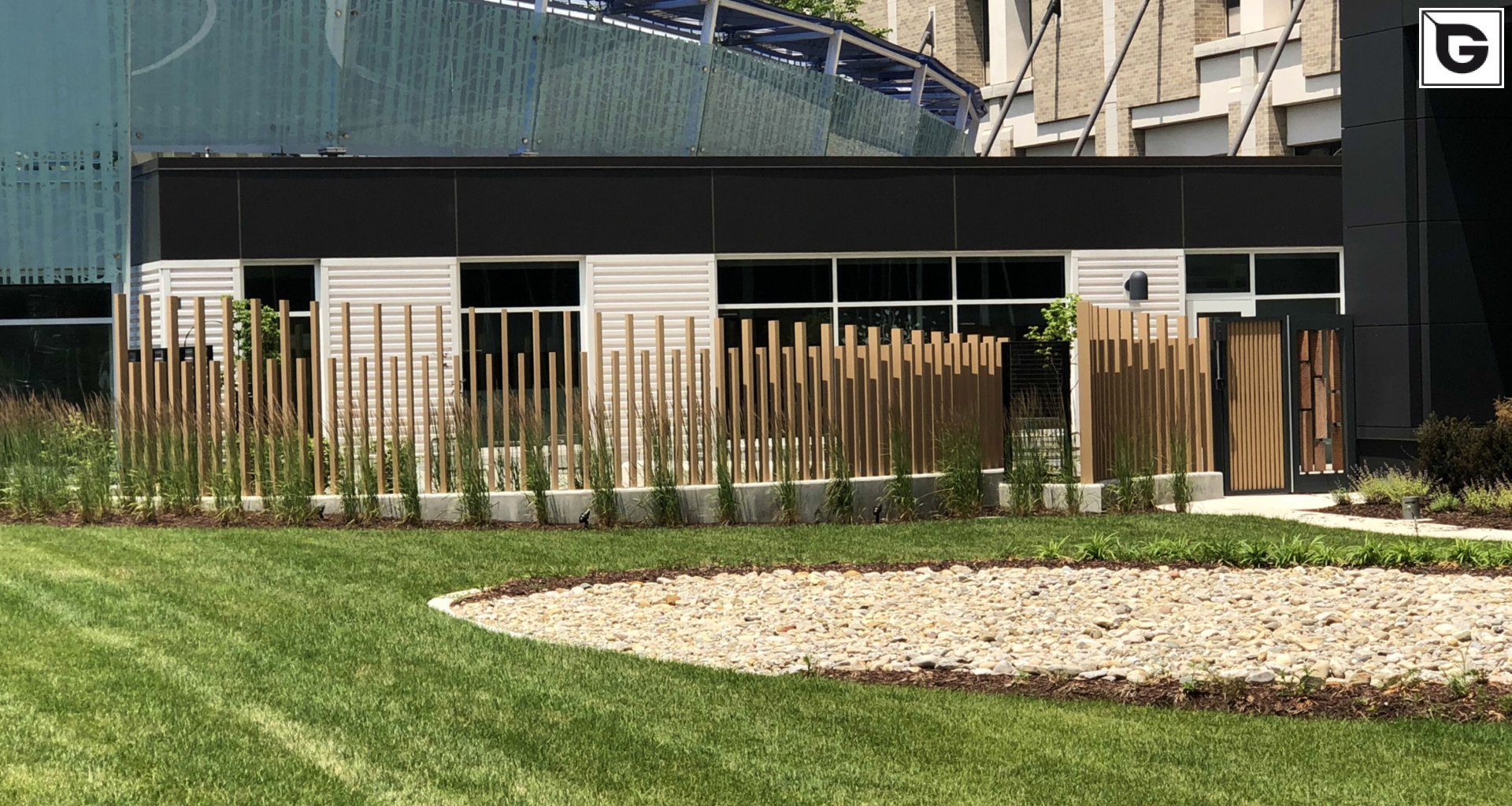 Institutionelle Einrichtungen_Zäune, Mauer, Portal_Krankenhaus, Arztpraxis