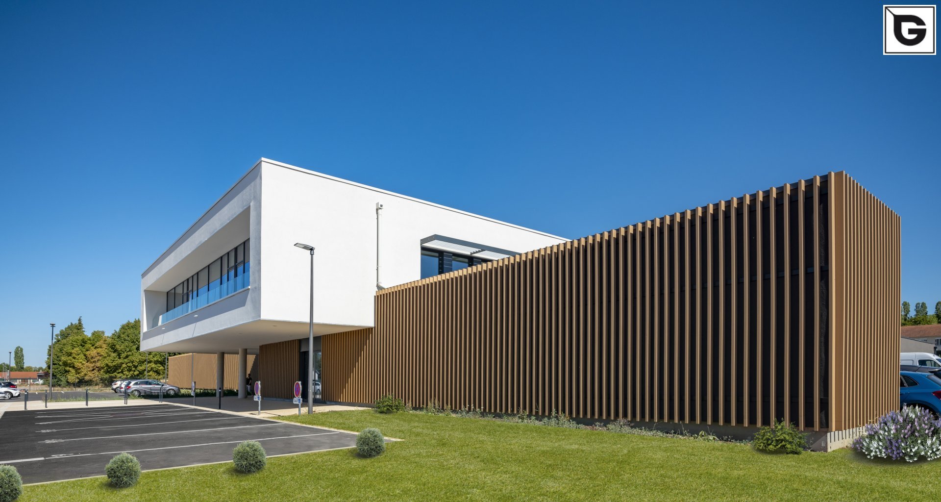 Institutionelle Einrichtungen_Offene Fassadenverkleidung - verti._Krankenhaus, Arztpraxis