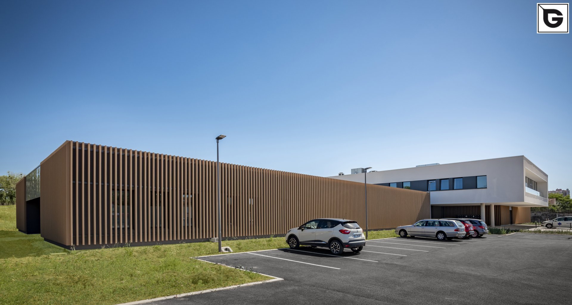 Institutionelle Einrichtungen_Offene Fassadenverkleidung - verti._Krankenhaus, Arztpraxis