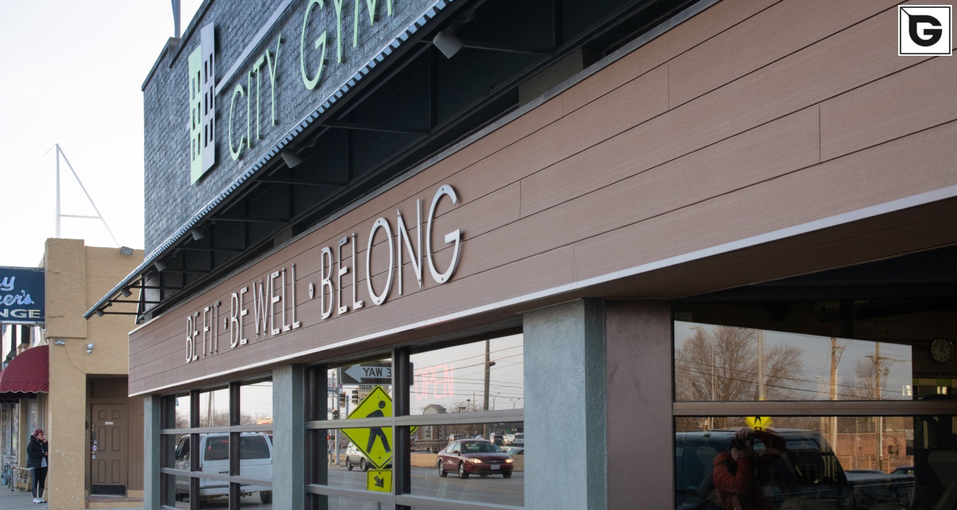 Institutionelle Einrichtungen_Fassadenverkleidung - horizontal_kommerzielles Zeichen