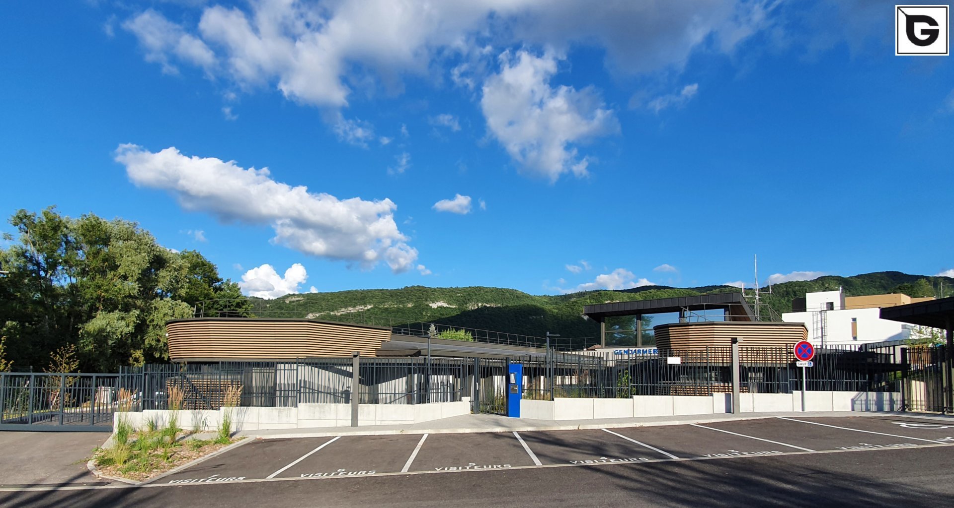 Institutionelle Einrichtungen_Offene Fassadenverkleidung - horiz._Polizei, Feuerwehrmann