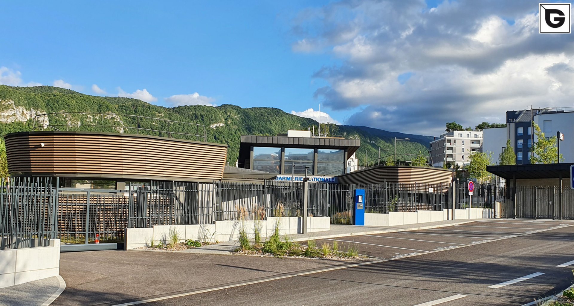 Institutionelle Einrichtungen_Offene Fassadenverkleidung - horiz._Polizei, Feuerwehrmann