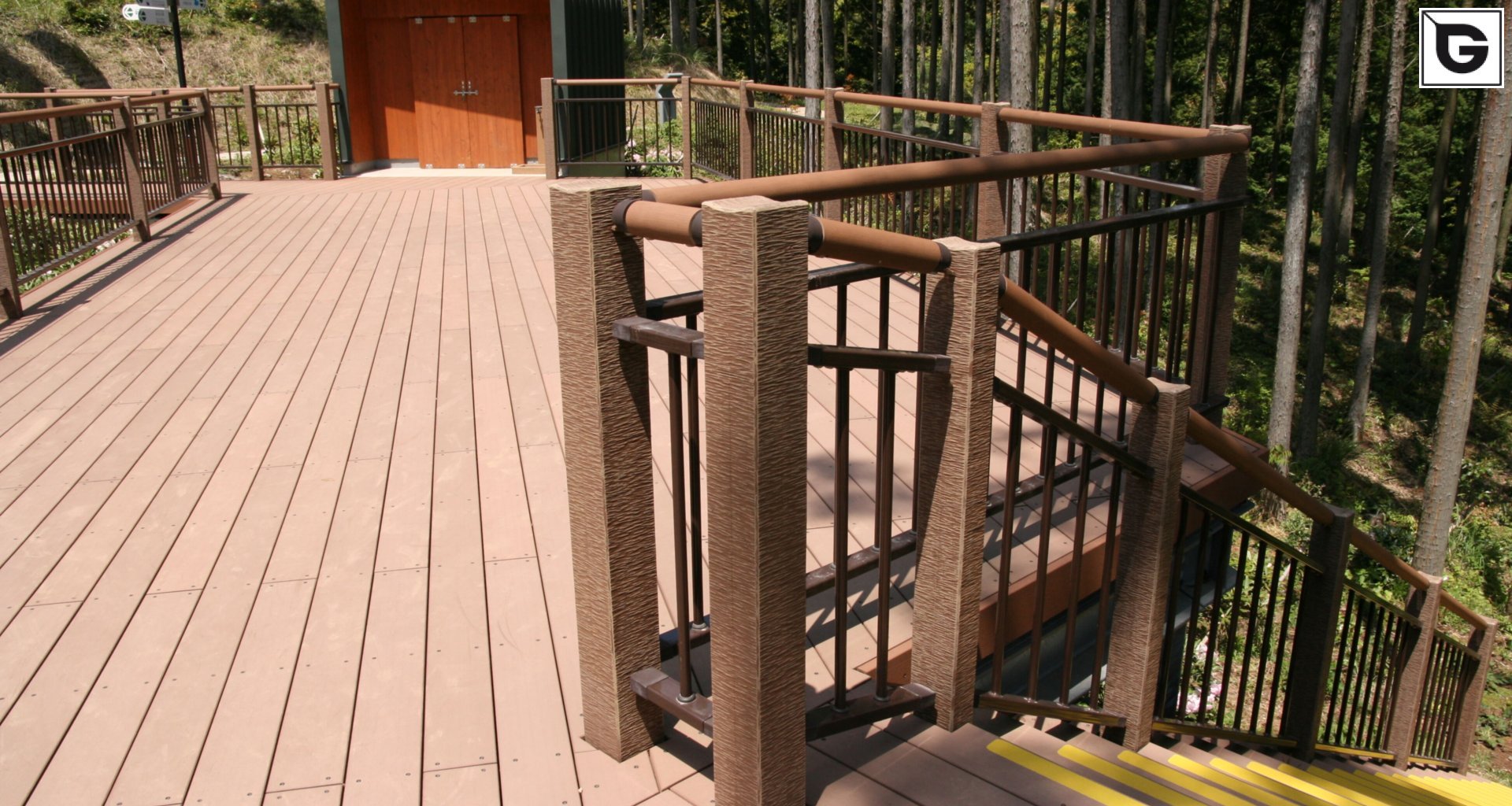 Institutionelle Einrichtungen_Treppen, Stufen & Tribünen_Gebogene Profilen