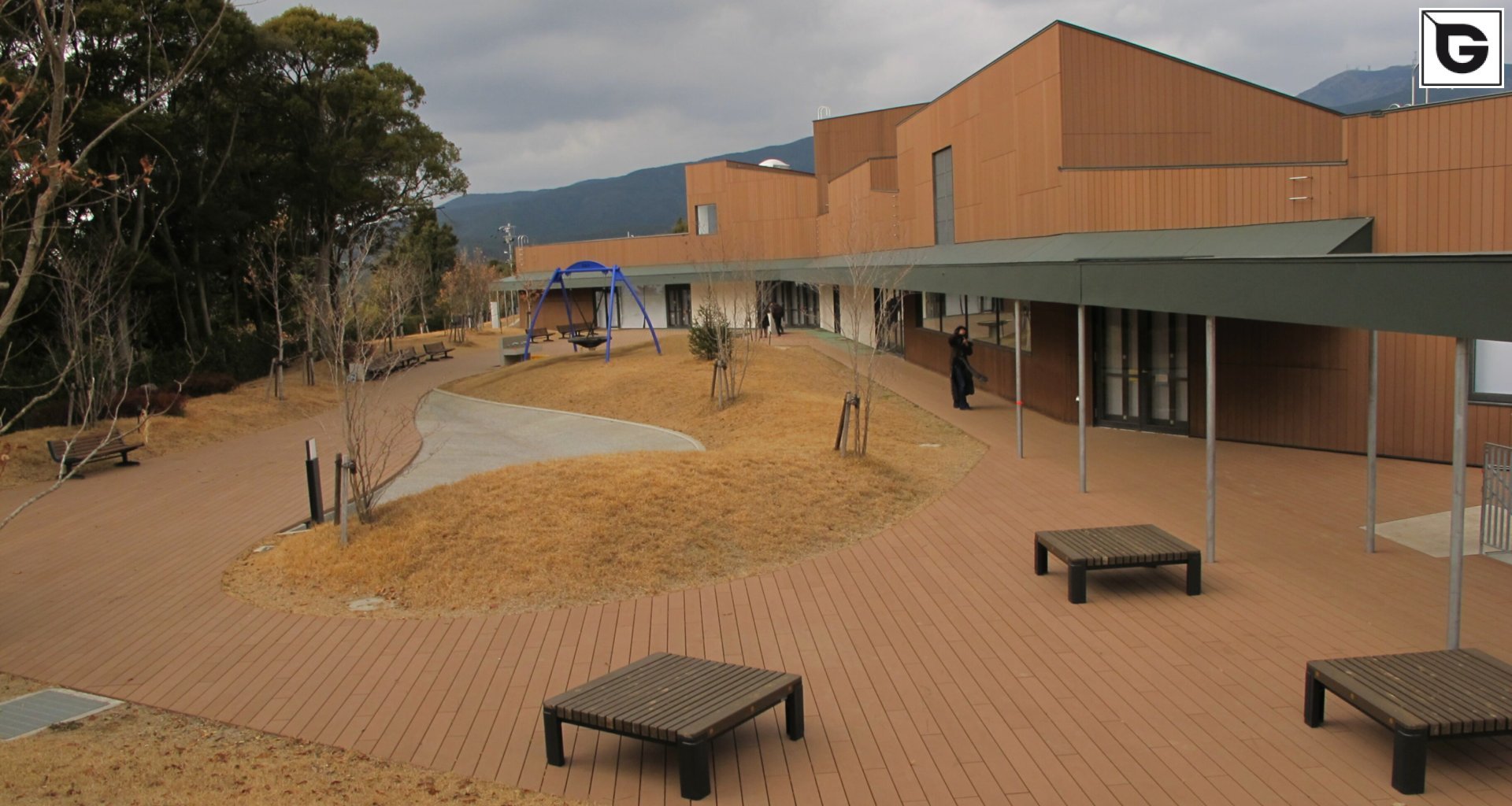 Institutionelle Einrichtungen_Terrasse Gewerbliche Nutzung_Gebogene Profilen