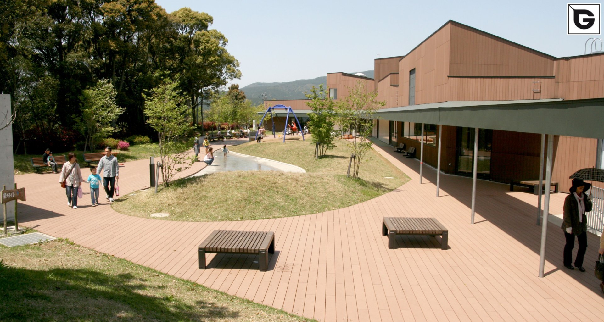 Institutionelle Einrichtungen_Fassadenverkleidung - vertikal_Gebogene Profilen