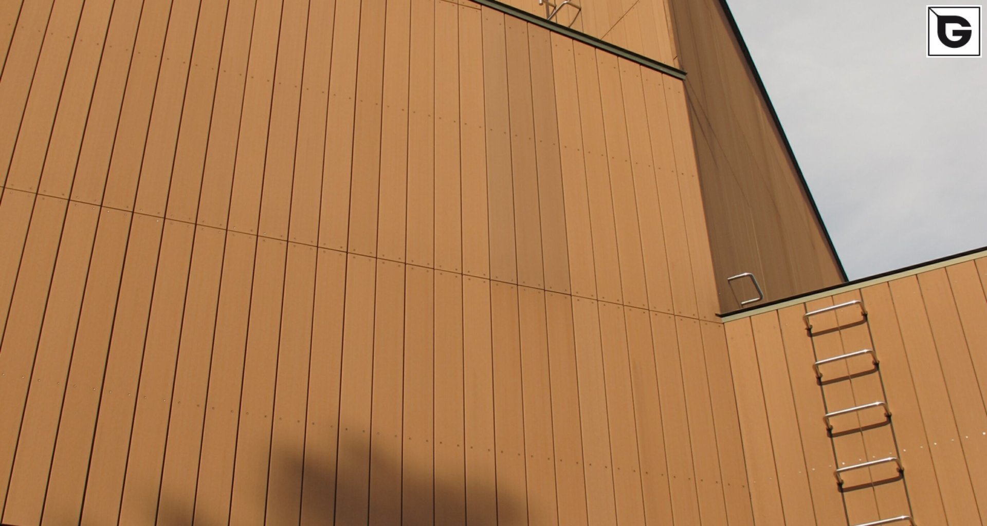 Institutionelle Einrichtungen_Fassadenverkleidung - vertikal_Gebogene Profilen