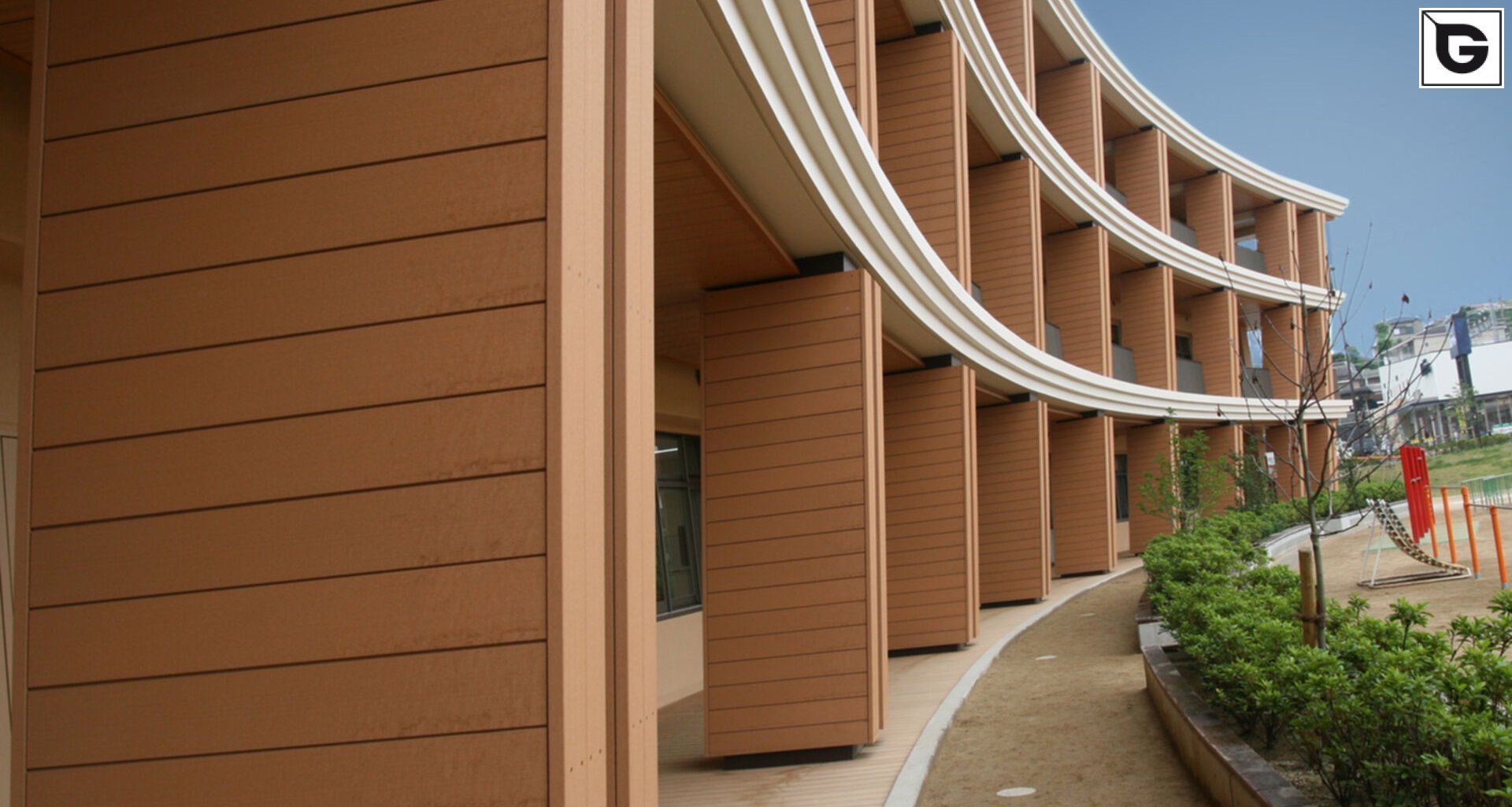 Institutionelle Einrichtungen_Fassadenverkleidung - horizontal_Gebogene Profilen