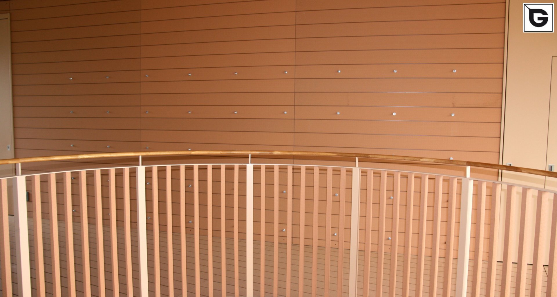 Institutionelle Einrichtungen_Fassadenverkleidung - horizontal_Gebogene Profilen