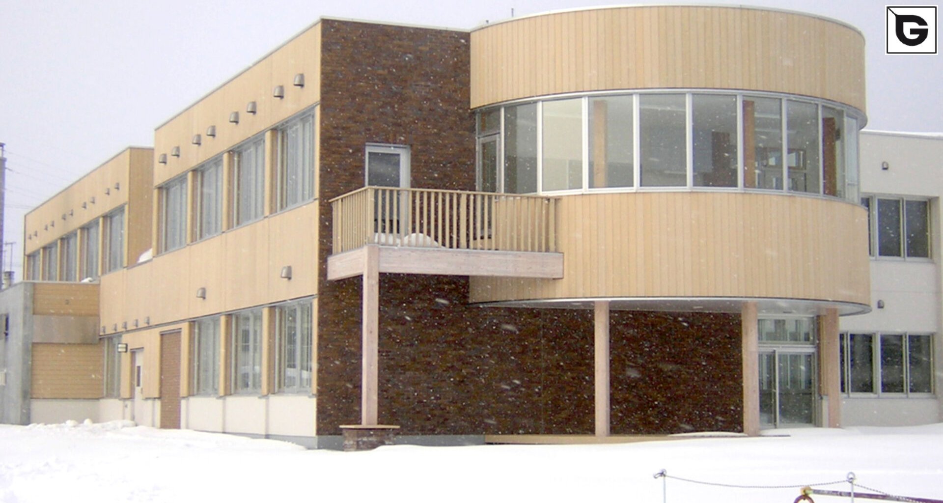 Institutionelle Einrichtungen_Fassadenverkleidung - vertikal_Gebogene Profilen