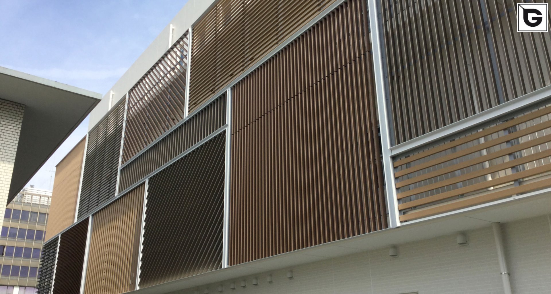 Institutionelle Einrichtungen_Verti & Horiz Fassadenverkleidung _Gebogene Profilen