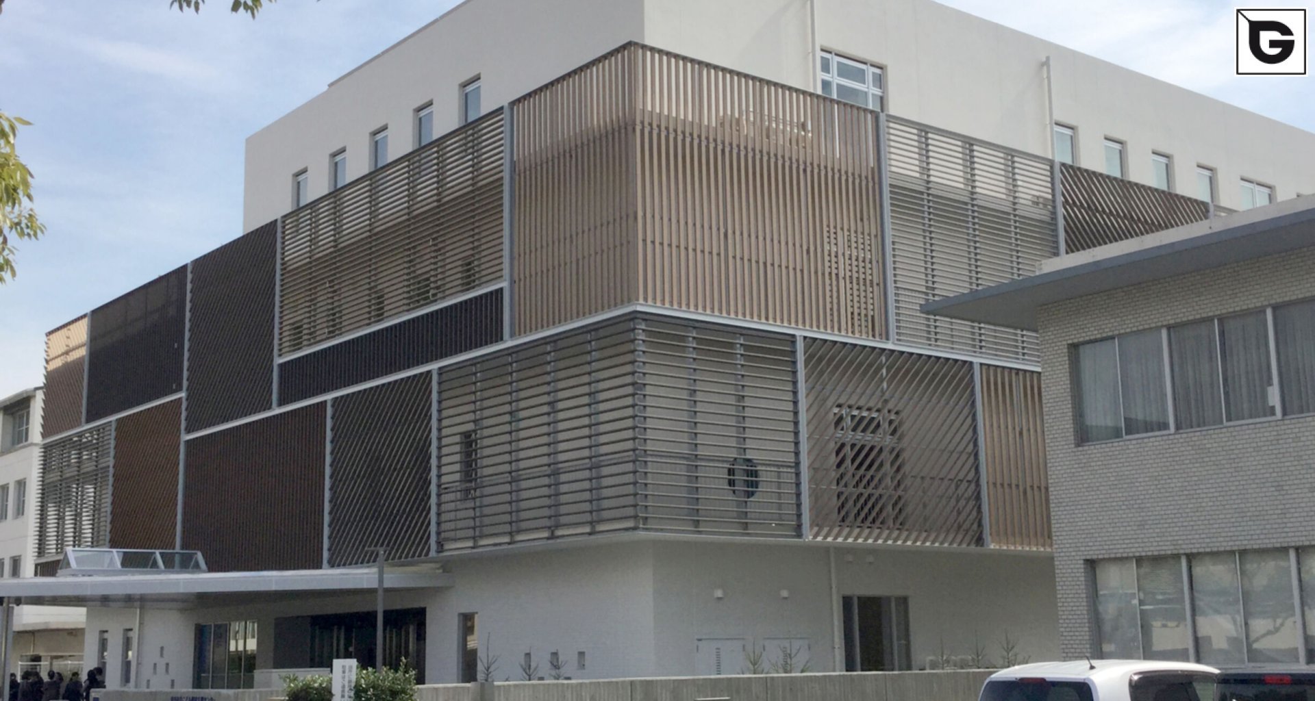 Institutionelle Einrichtungen_Verti & Horiz Fassadenverkleidung _Gebogene Profilen