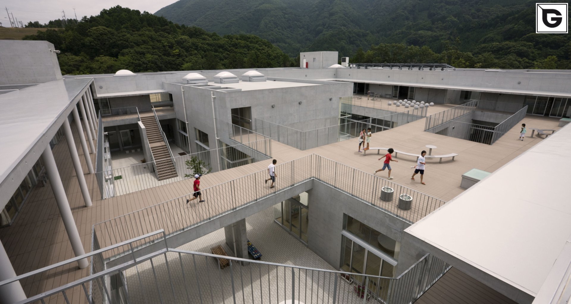 Institutionelle Einrichtungen_Terrasse Gewerbliche Nutzung_Gebogene Profilen